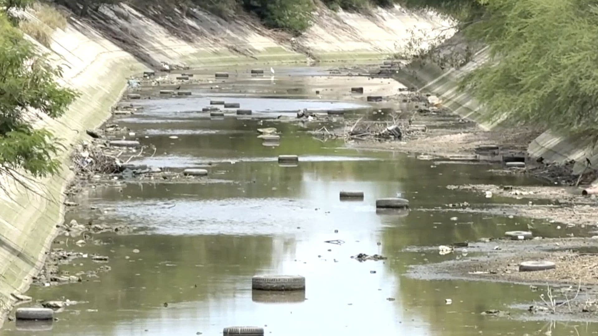 Canal Rodhe en Reynosa Presenta Bajos Niveles de Agua; Luce Lleno de Basura