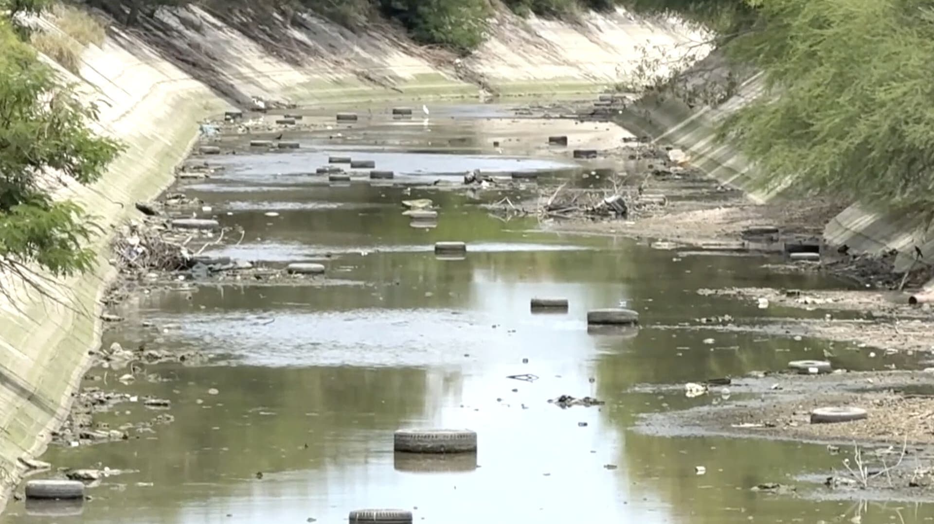 Canal Rodhe en Reynosa Presenta Bajos Niveles de Agua; Luce Lleno de Basura