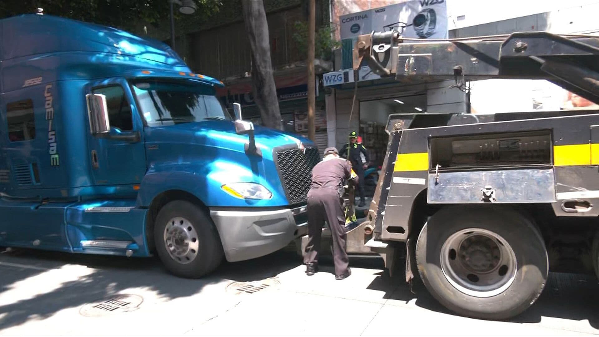 Tráiler se Queda Varado en Calles del centro de la Ciudad de México; Hay Afectación Vial en la Zona