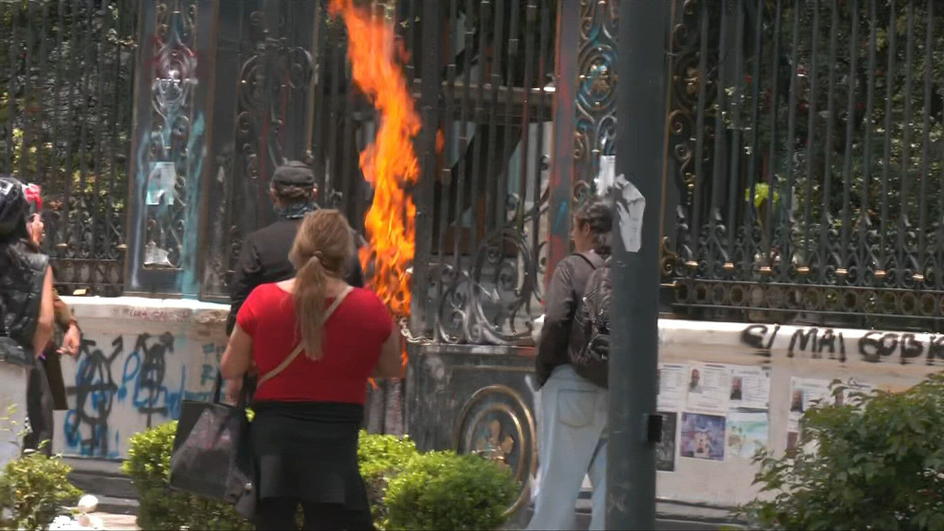 Prenden Fuego a la Entrada de Segob; Integrantes de la Comunidad Trans Mantienen Protesta en CDMX
