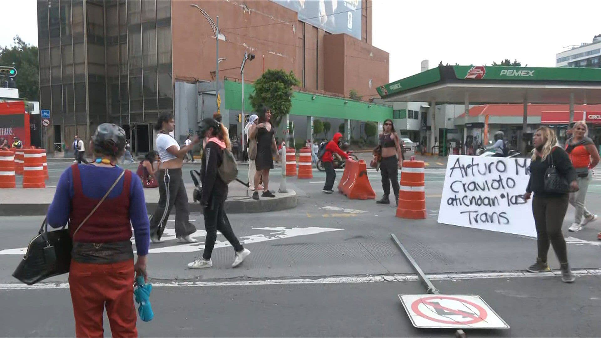 Integrantes de la Comunidad Trans Bloquean Distintos Puntos de Paseo de la Reforma