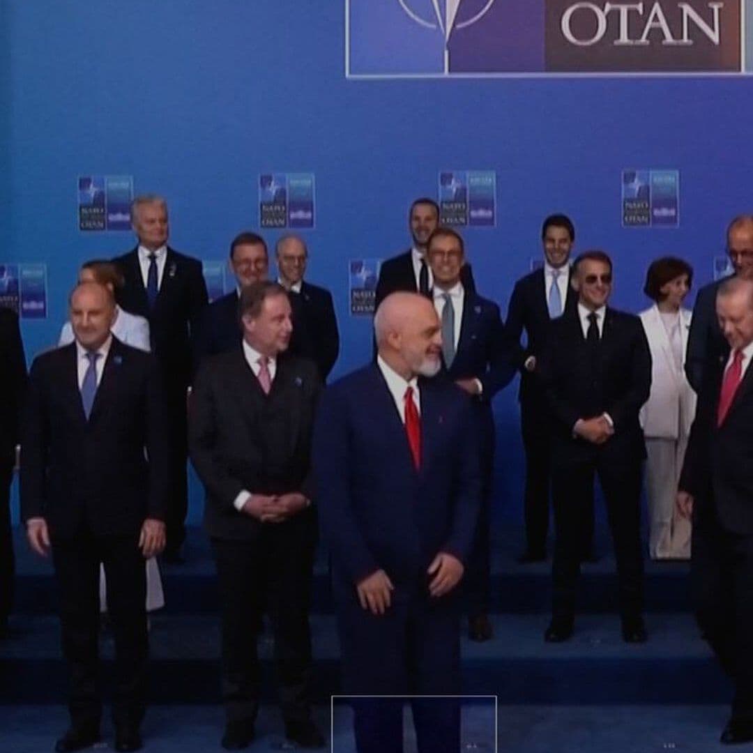 Secretario de la OTAN se Burla de Tenis del P. M. de Albania