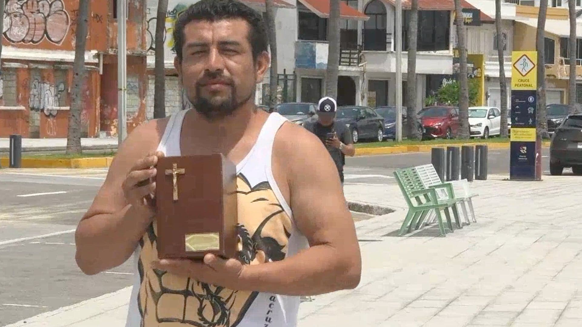 Hombre Recorre Veracruz con Cenizas de su Expareja Busca Llegar al Estado de México Caminando