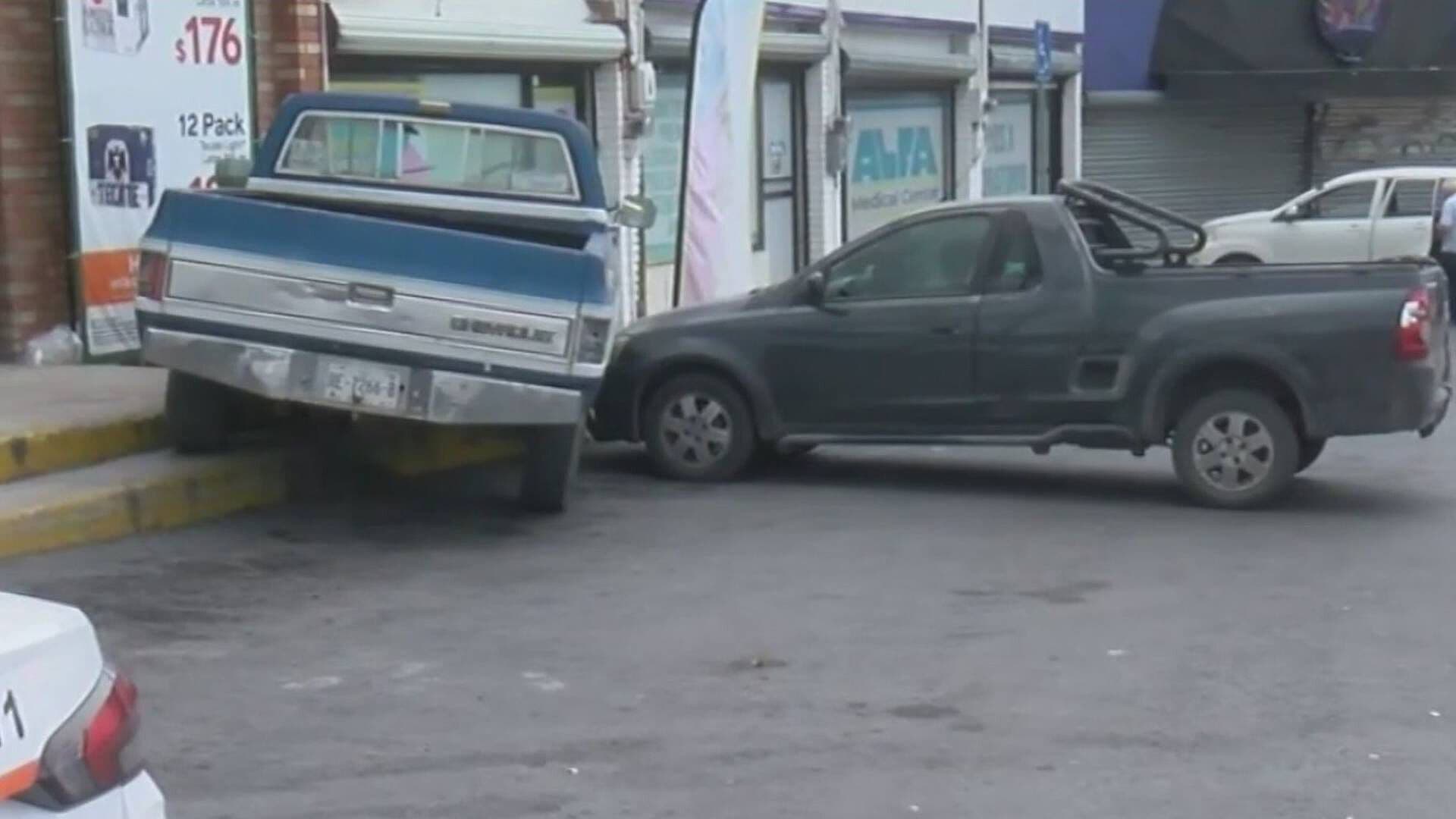 Choca Carro a Camioneta Descompuesta en Guadalupe, Nuevo Léon