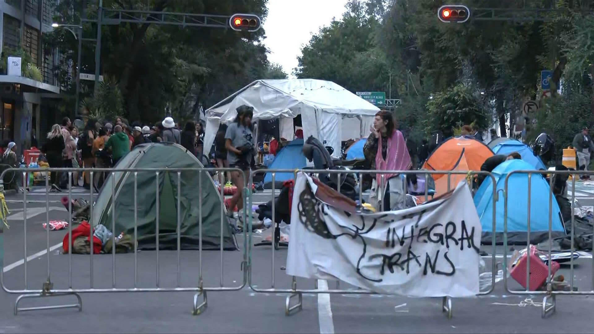 Activistas Trans Comienzan a Retirar Plantón en Eje 1 Poniente, Bucareli, Frente a la Segob