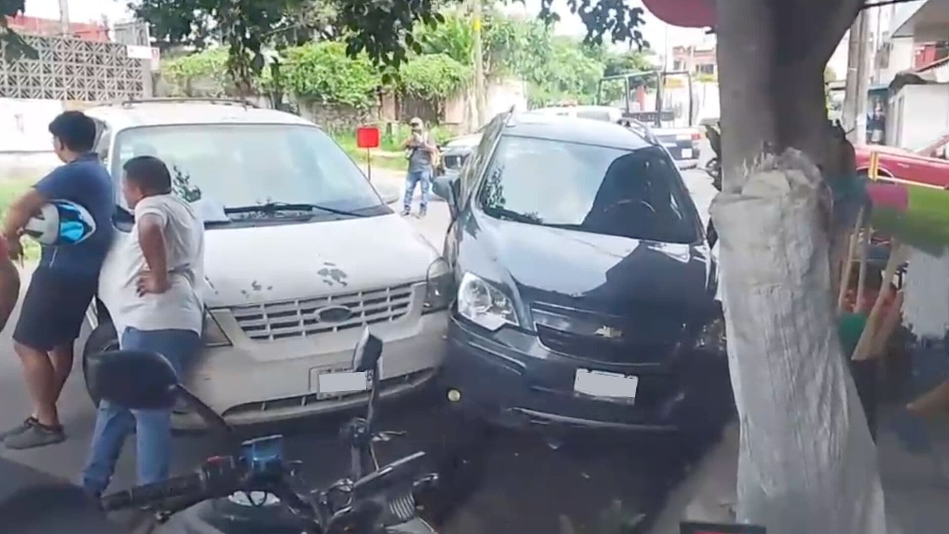 Camioneta Choca Contra Auto Estacionado en Colonia Lázaro Cárdenas Córdoba Veracruz
