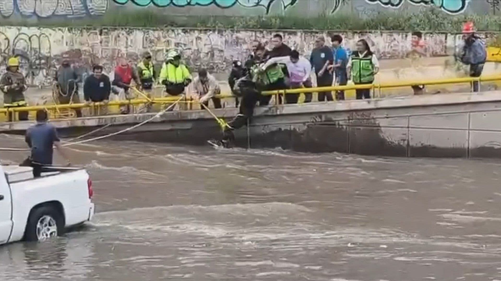 Rescatan a Tres Personas Atrapadas en Corriente en San Luis Potosí