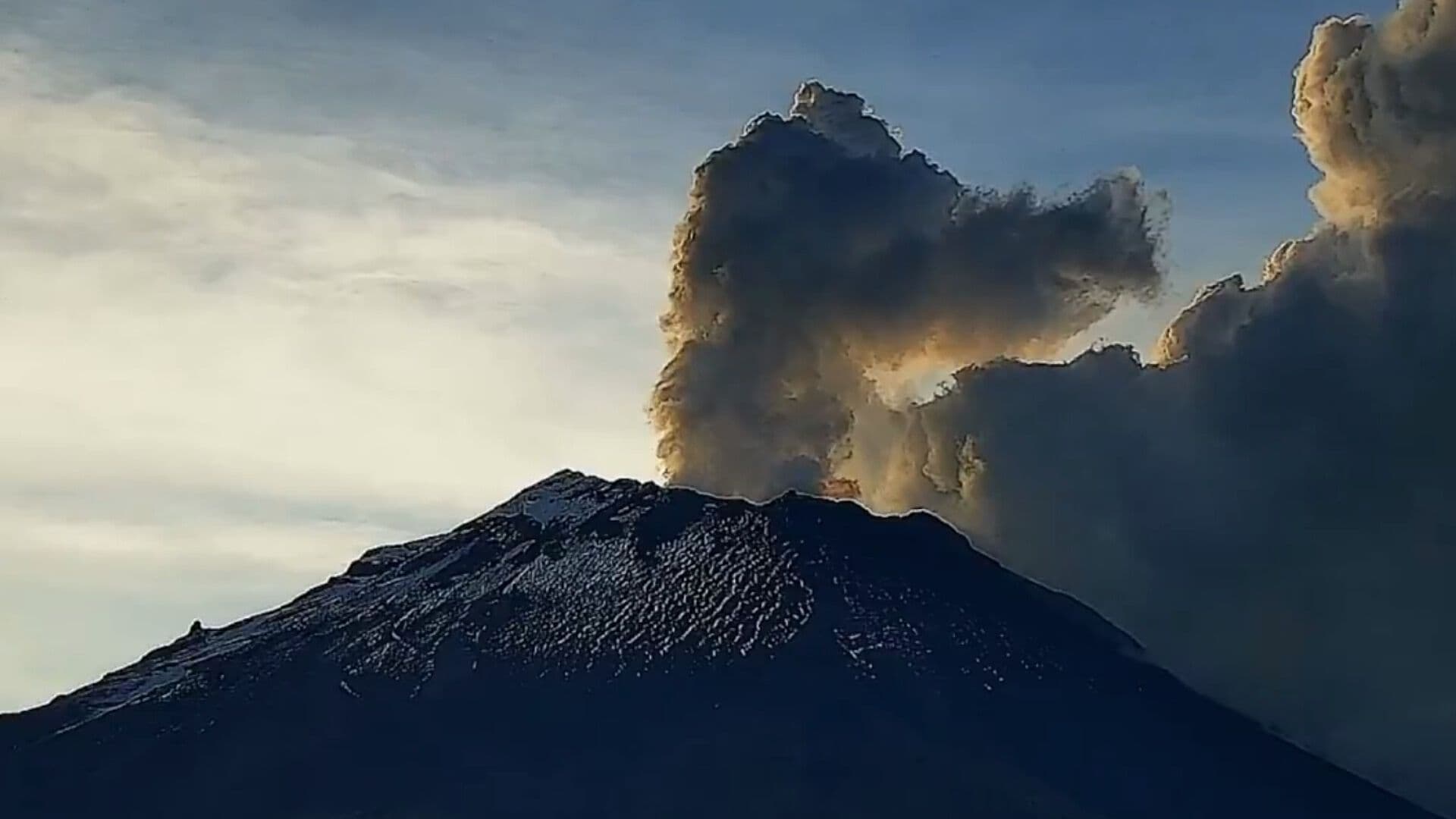VIDEO | Volcán Popocatépetl Emite Segunda Explosión en Menos de 24 Horas