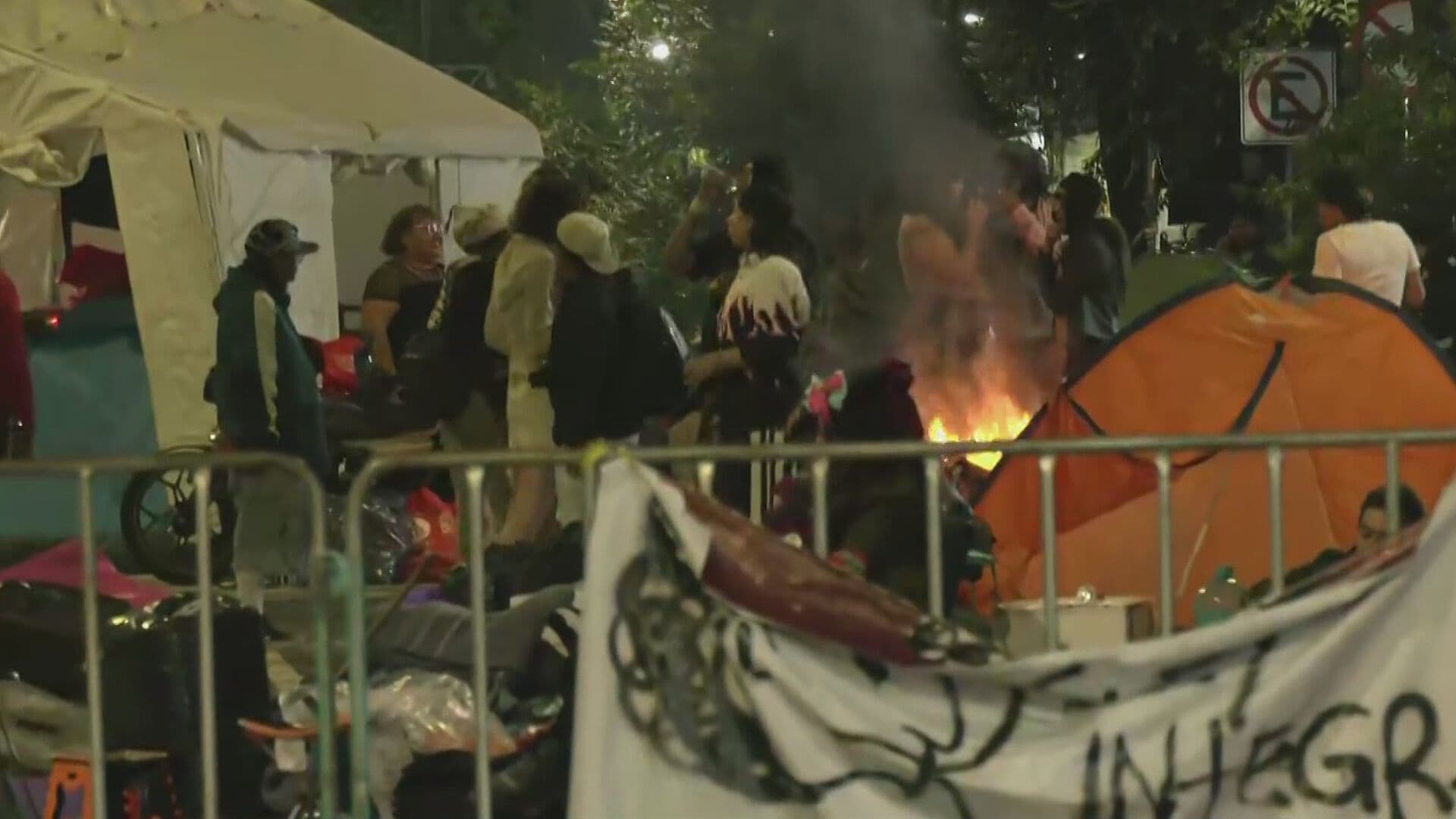 Personas Trans Prenden Fogata en Espera de Minuta para Retirar Plantón en CDMX
