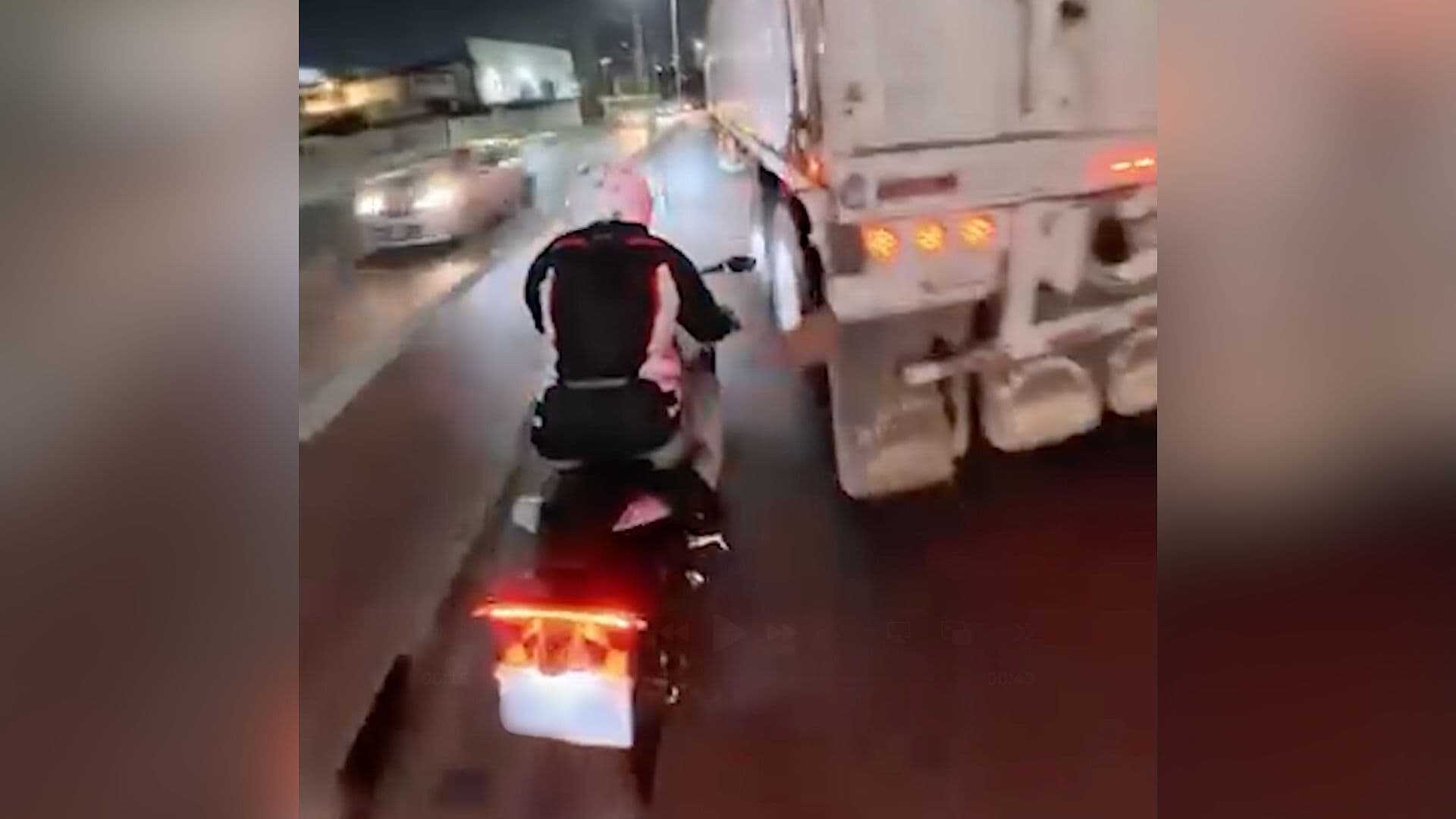 Se Arriesga Motociclista al Intentar Ganarle Paso a Tráiler en Monterrey, Nuevo León