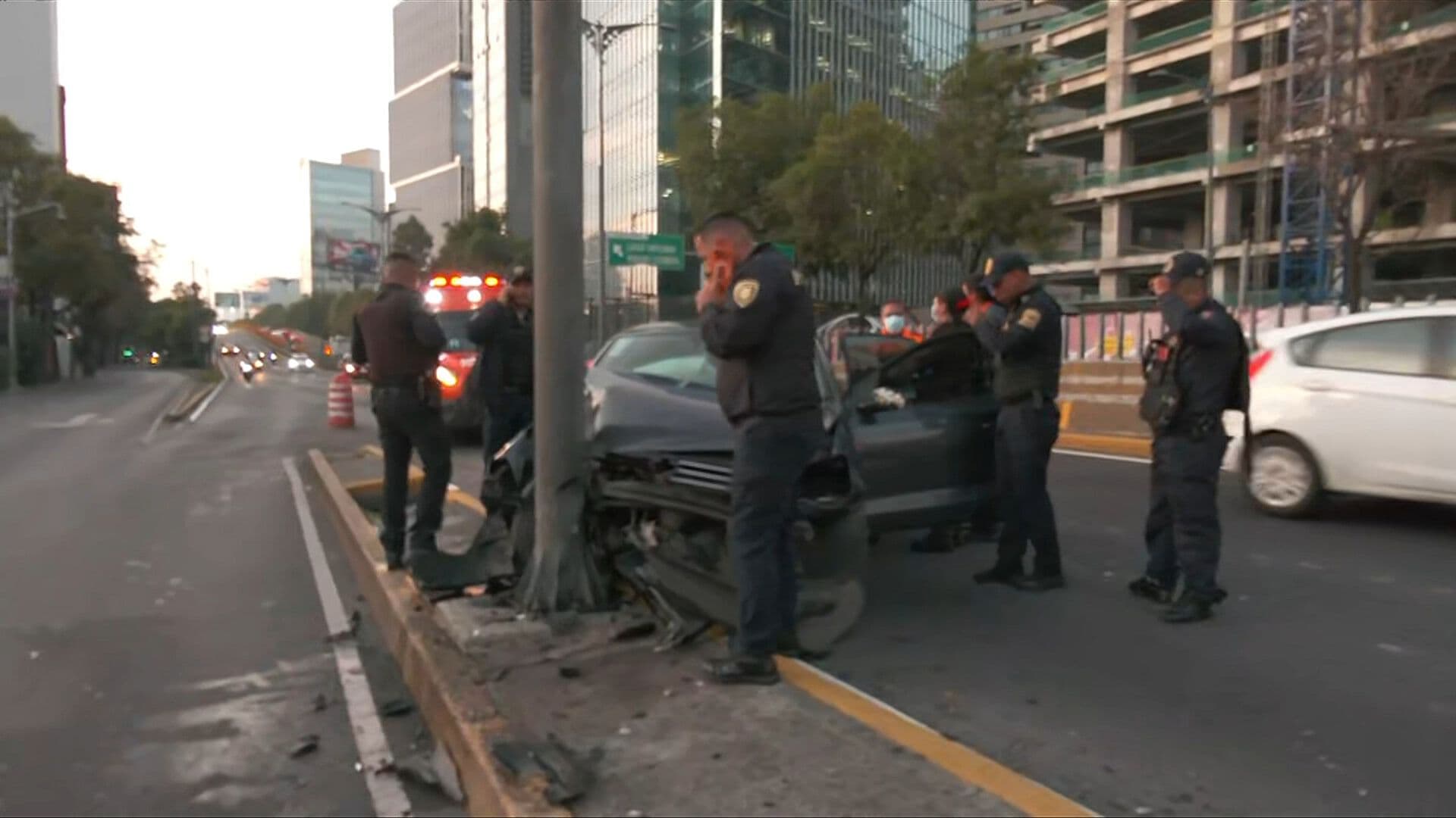 Auto se Impactacontra Poste de Metal en Río San Joaquín, CDMX