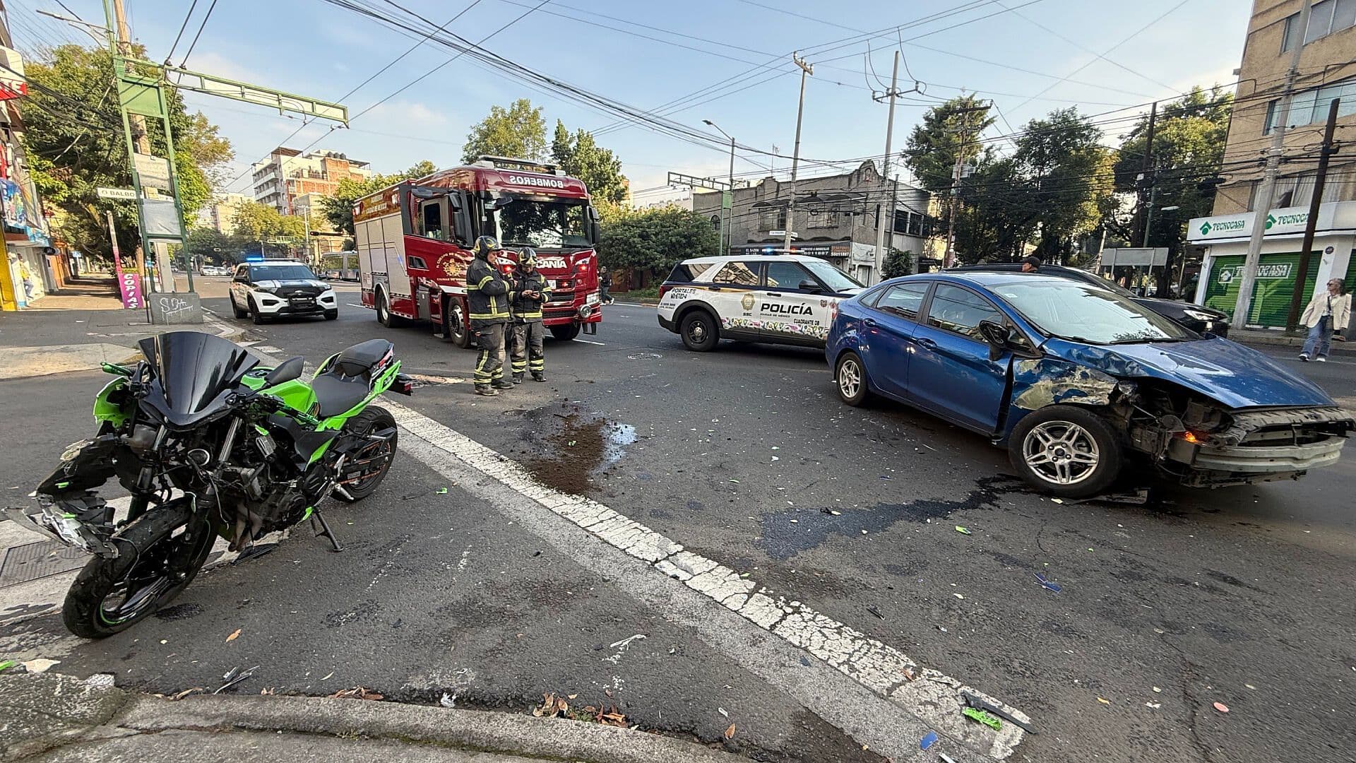 Motociclista Lesionado tras Chocar con Auto en la Alcaldía Benito Juárez, CDMX