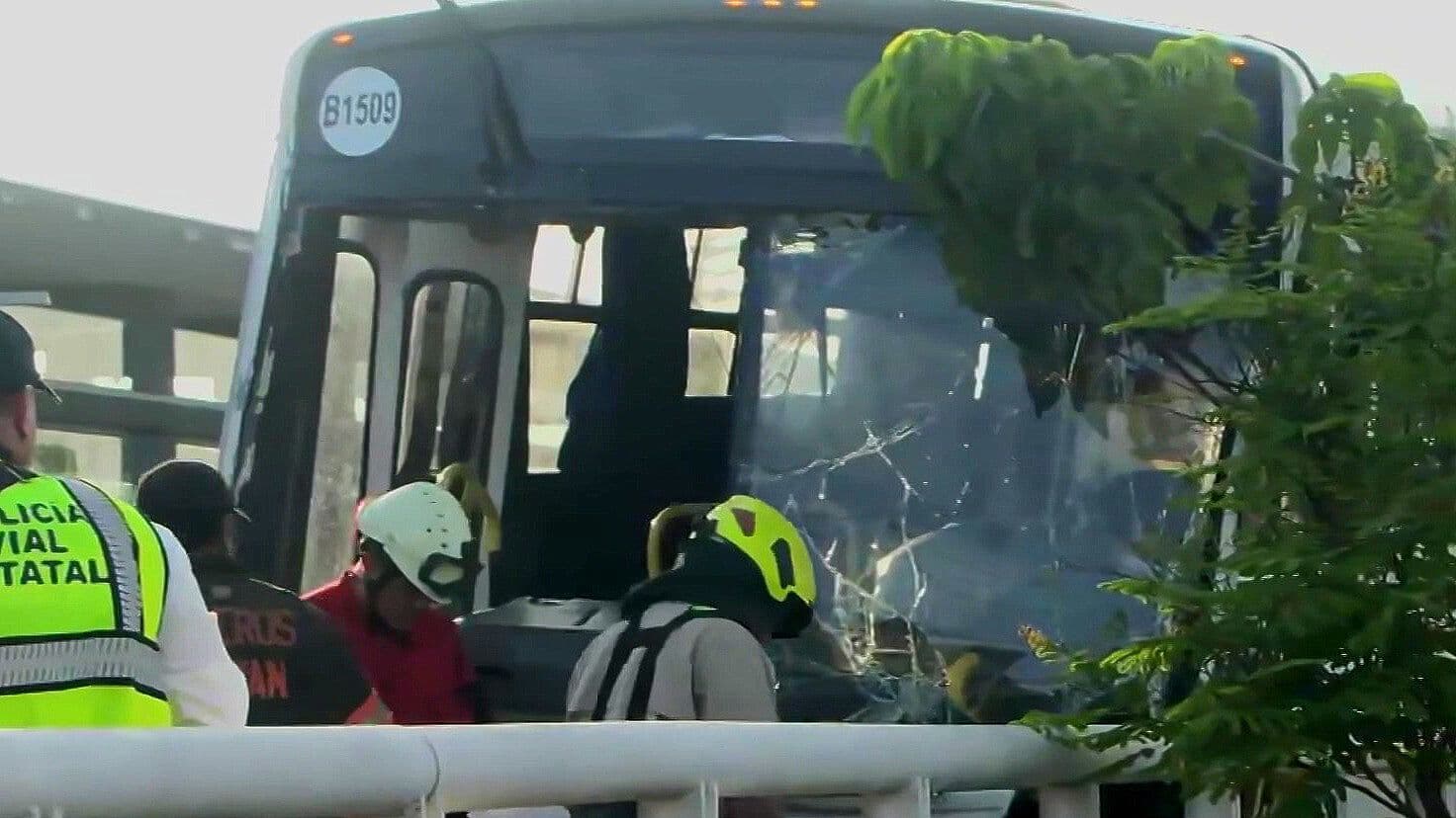 Pasajero de Transporte de Personal Muere Tras Salir Eyectado por una de las Ventanas del Camión