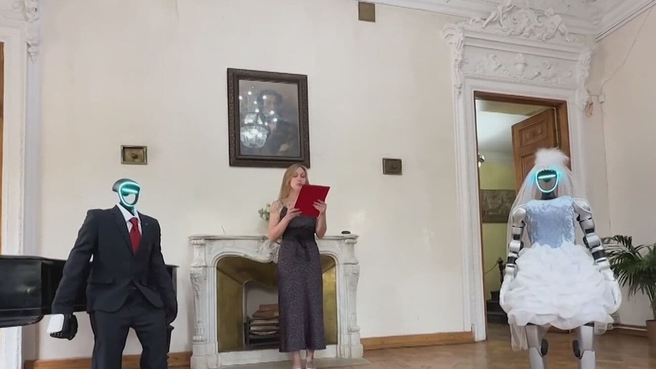 Prometen Amarse Hasta que se Agote la Batería: Así Fue la Primera Boda Entre Robots
