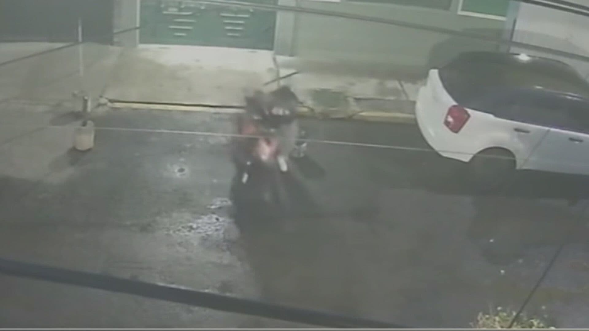 A Empujones; Ladrón Roba Moto en Calles de Ecatepec, Edomex