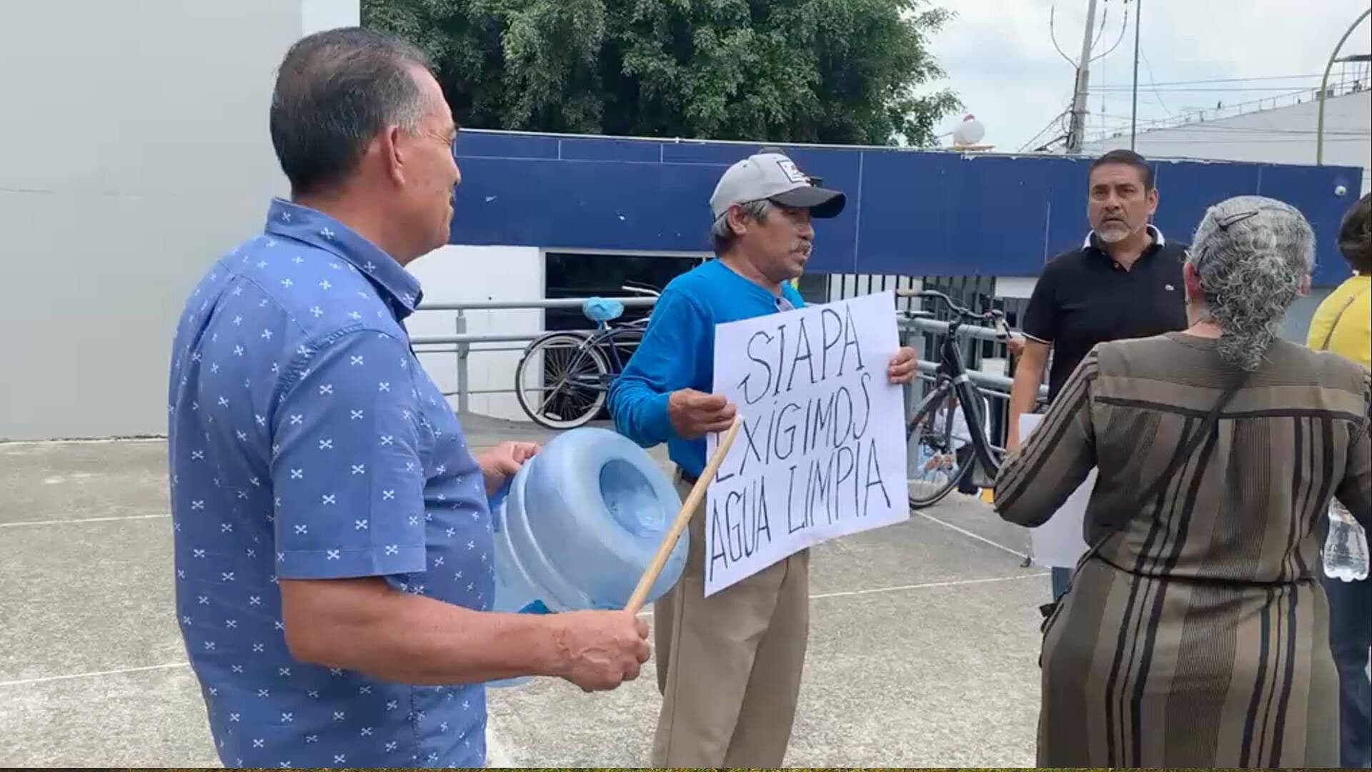 Ciudadanos se Manifiestan Afuera del Siapa; Exigen Agua Limpia y Hablar con Ismael Jáuregui