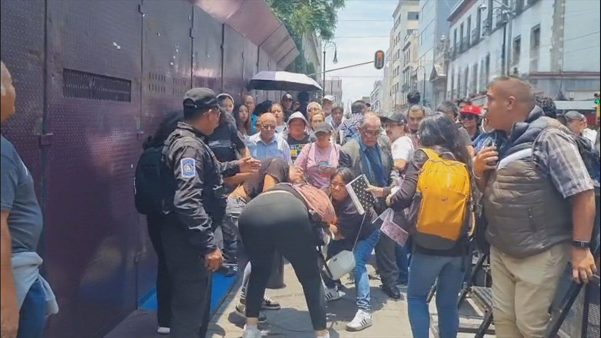 VIDEO | Manifestante Golpea a Mujer que Intentaba Acceder al Zócalo de la Ciudad de México