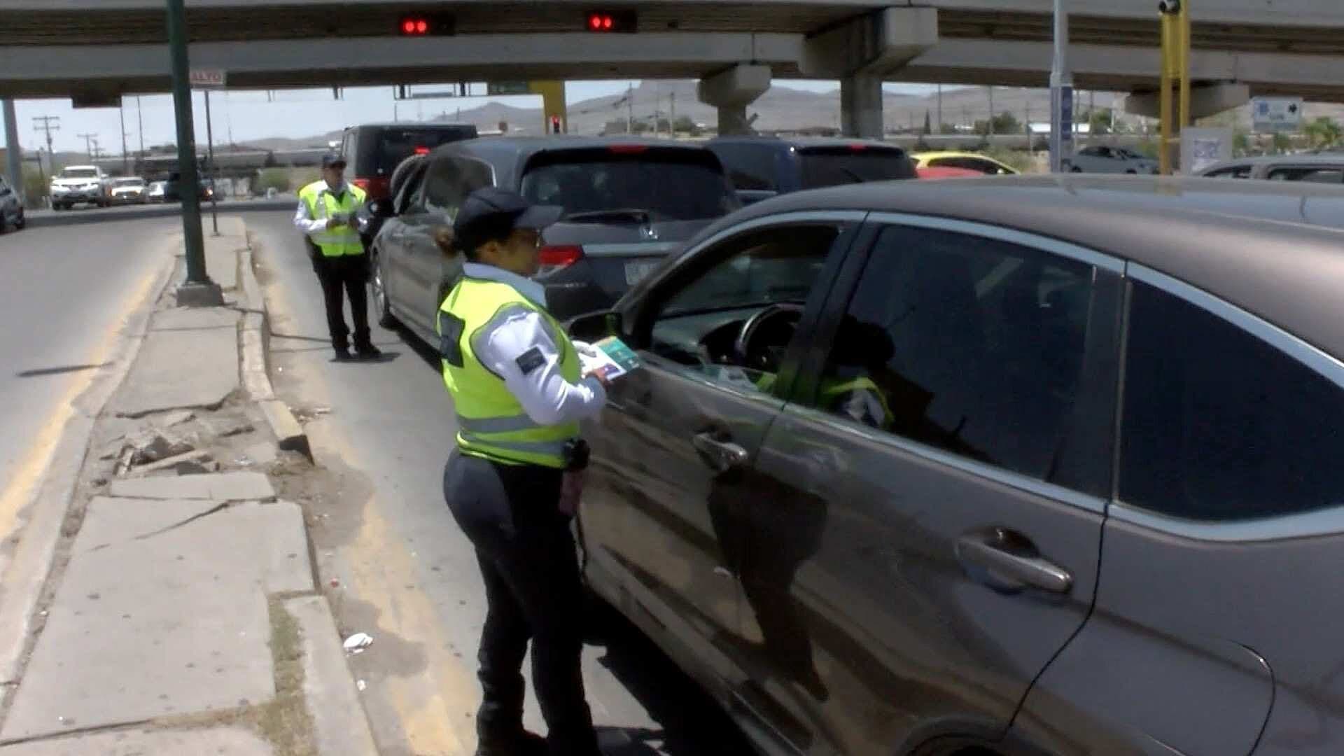 Seguridad Vial Reparte Volantes Para Prevenir Accidentes en Ciudad Juárez