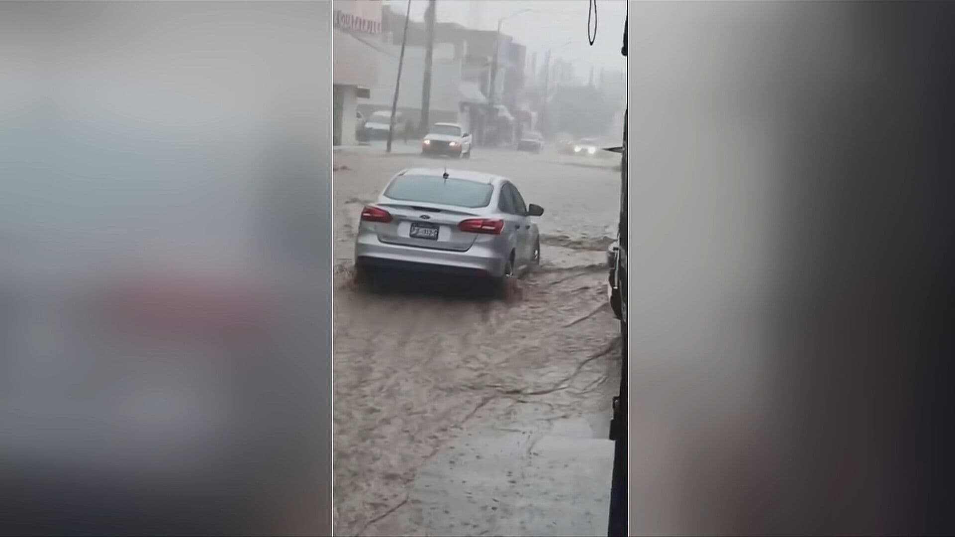 VIDEO | Fuerte Tormenta Inunda Calles y Deja Vehículos Varados en Morelia, Michoacán