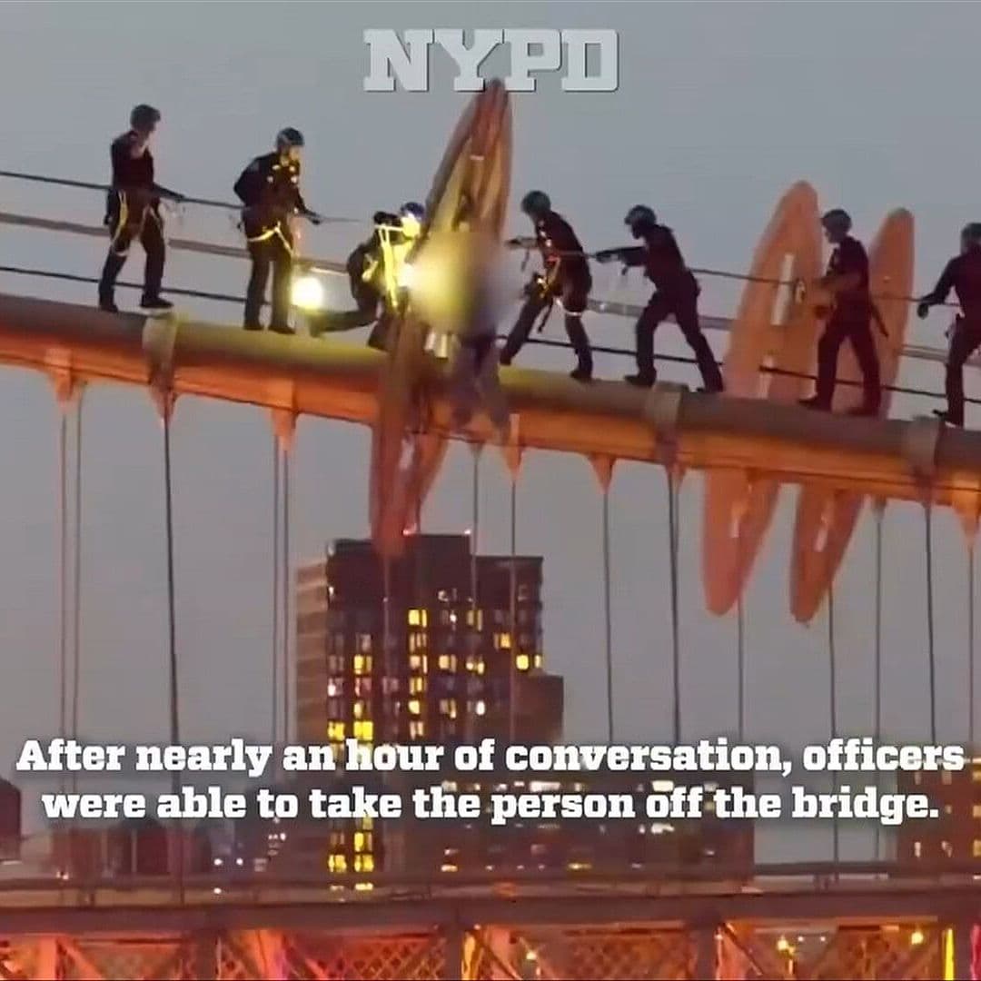 VIDEO: Policía de Nueva York Evita que Mujer en Crisis Salte Hoy del Puente de Brooklyn