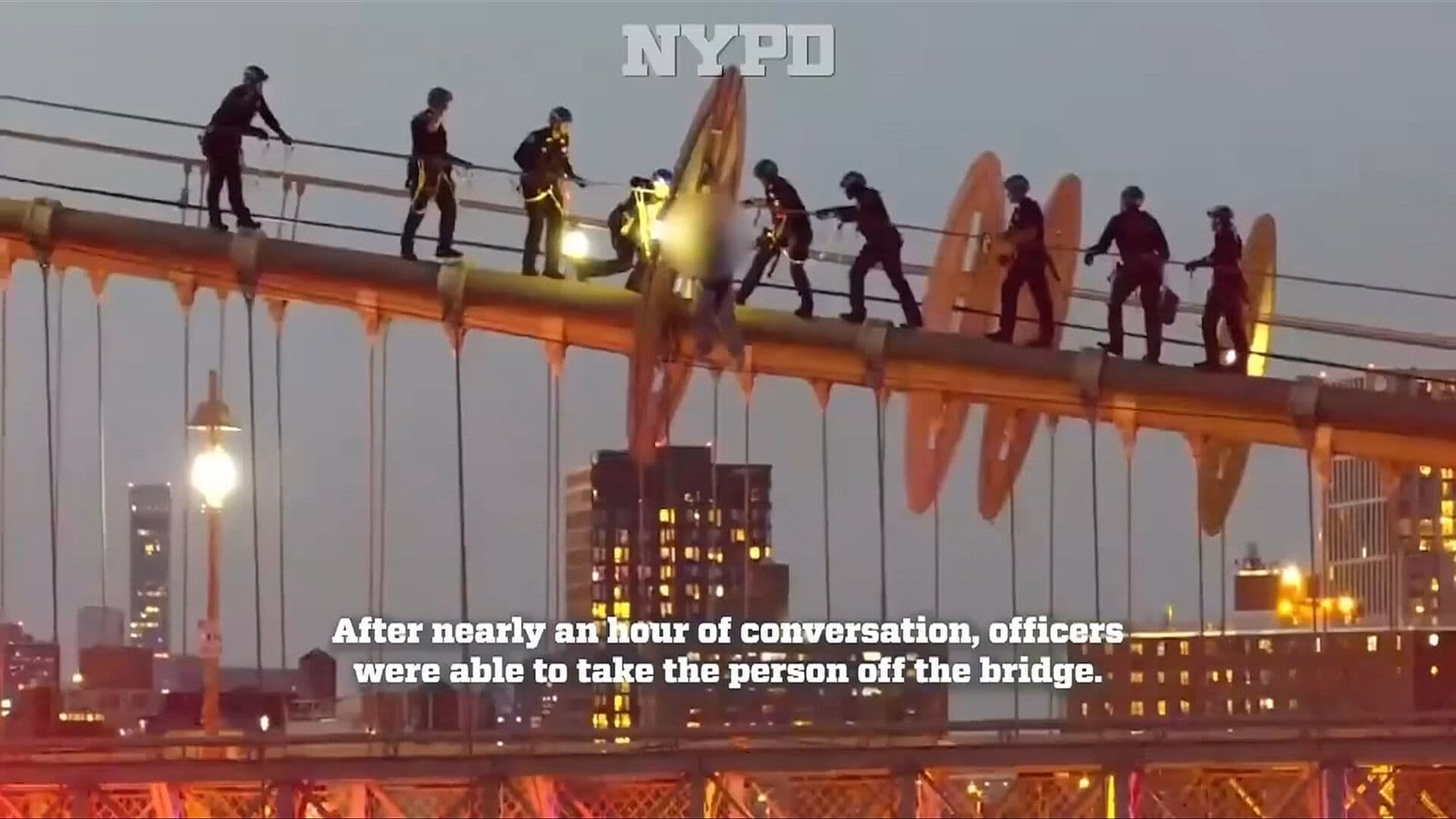 VIDEO: Policía de Nueva York Evita que Mujer en Crisis Salte Hoy del Puente de Brooklyn