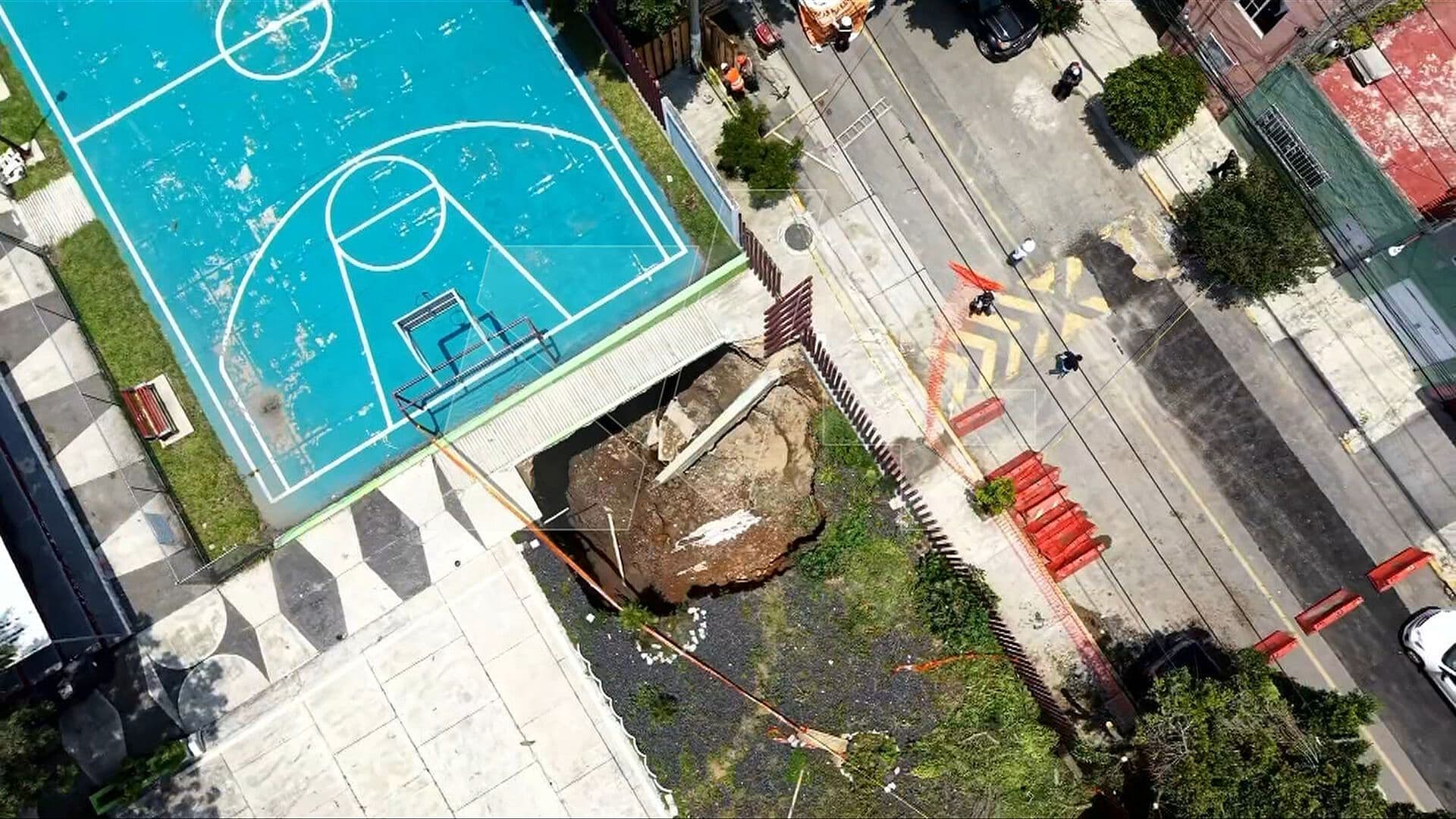 "Se Escuchó un Estruendo"; Socavón de 8 Metros se Traga Canchas del Deportivo Gertrudis Sánchez en la GAM