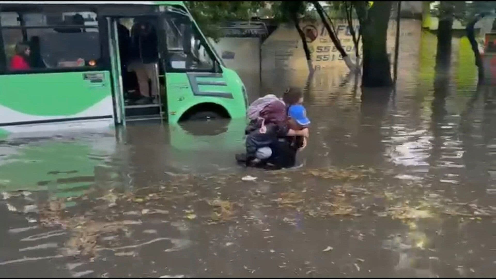 Lluvias en CDMX: Policías Rescatan a Pasajeros Varados en Calzada de Tlalpan