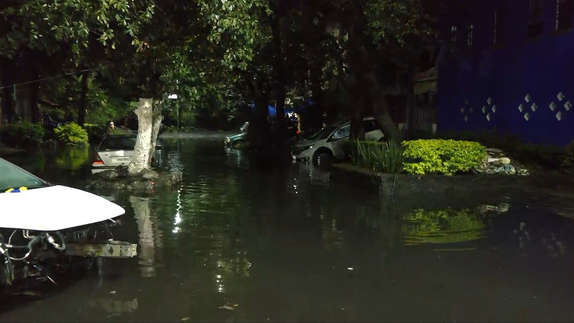 Autos Quedan Varados en Enorme Inundación en Colonia Miguel Hidalgo en Tlalpan