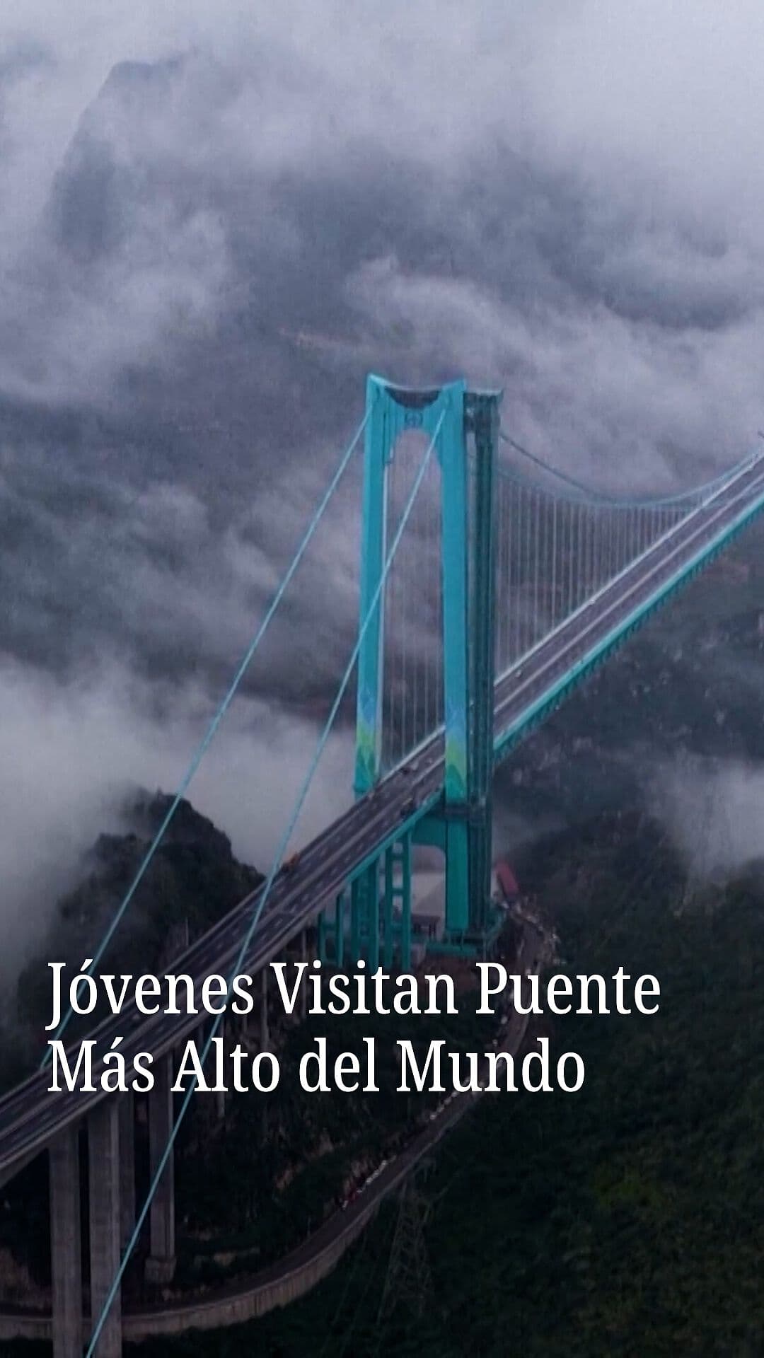 Jóvenes Visitan Puente Más Alto del Mundo