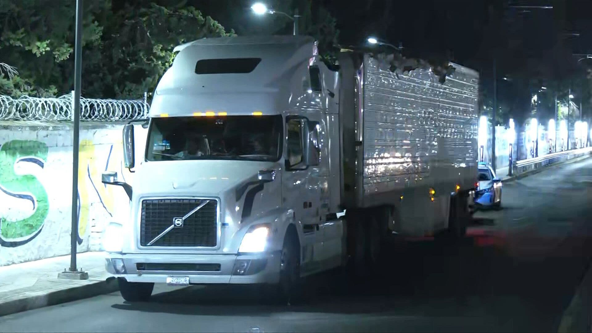 "No Cabe y Se Mete": Tráiler Queda Atorado y Daña Bajopuente en CDMX