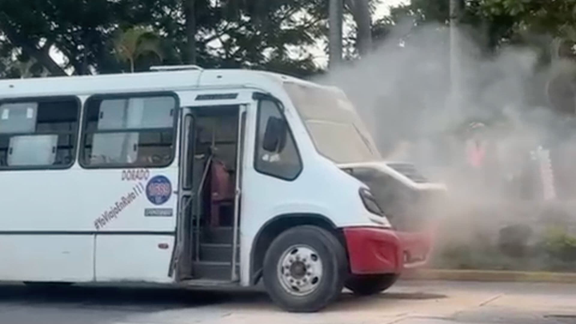 Bomberos Controlan Conato de Incendio en Camión de Pasajeros en Avenida Independencia Colonia Centro Veracruz