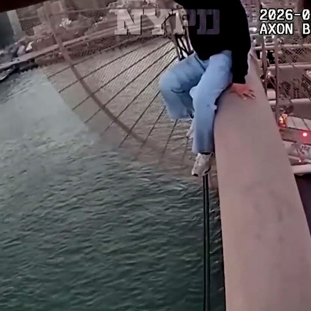 Policías Rescataron a Mujer que Amenazó con Lanzarse del Puente de Brooklyn en Nueva York, EUA