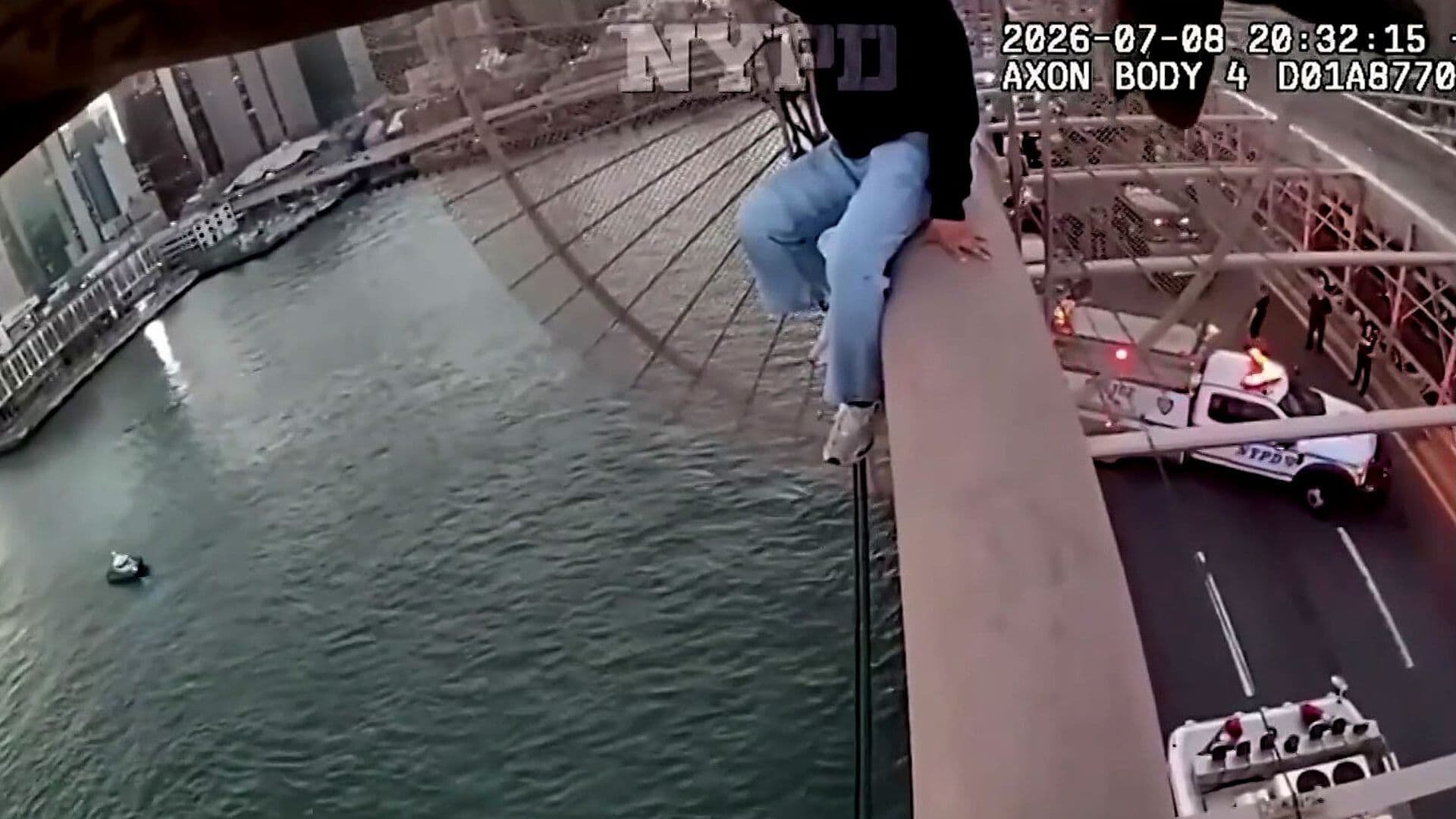 Policías Rescataron a Mujer que Amenazó con Lanzarse del Puente de Brooklyn en Nueva York, EUA