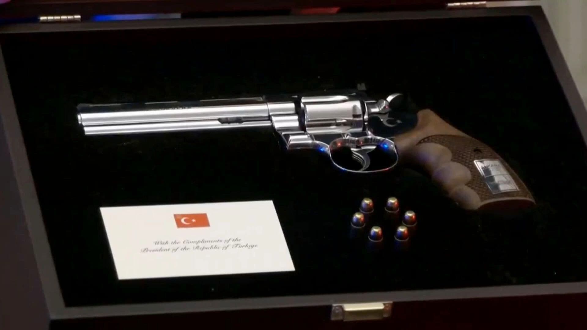 Erdogan Sorprende a Líderes de la OTAN con Regalo Inusual: Un Revólver Turco