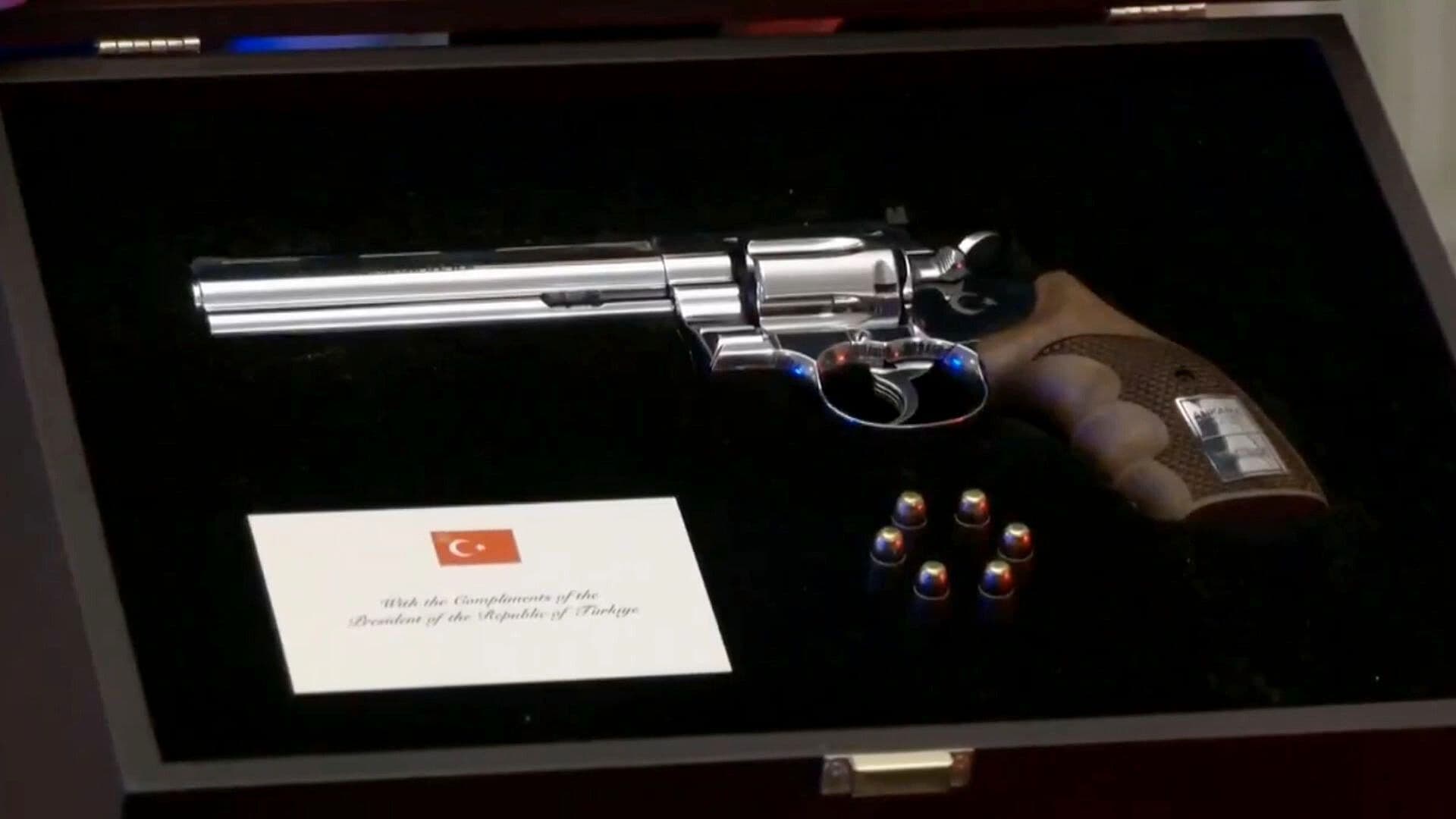 Erdogan Sorprende a Líderes de la OTAN con Regalo Inusual: Un Revólver Turco