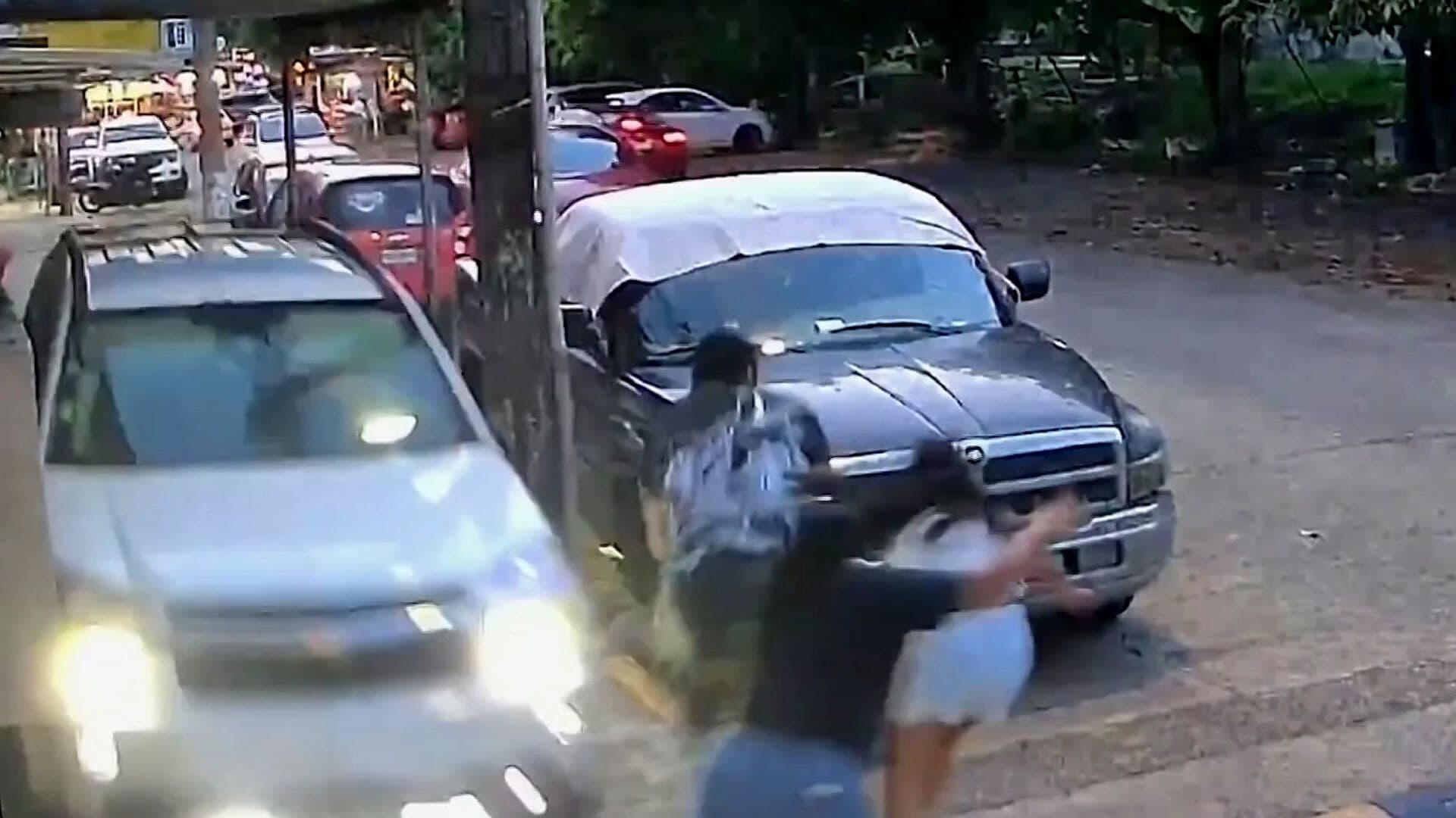 VIDEO: Camioneta Casi Atropella a Familia en Banqueta de Cosoleacaque, Veracruz