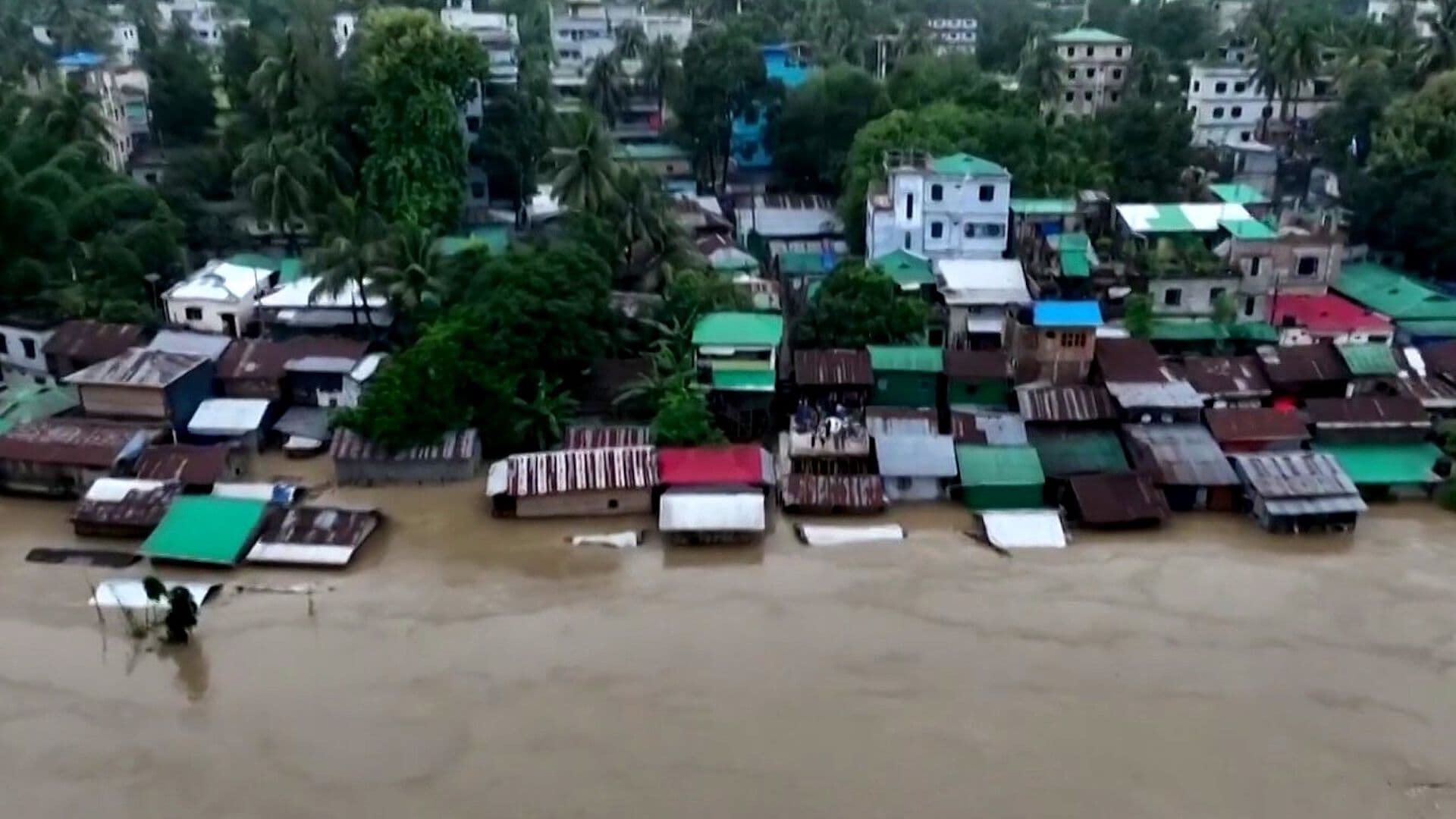 Lluvias Torrenciales Dejan 51 Muertos y Deslaves en el Sureste de Bangladesh