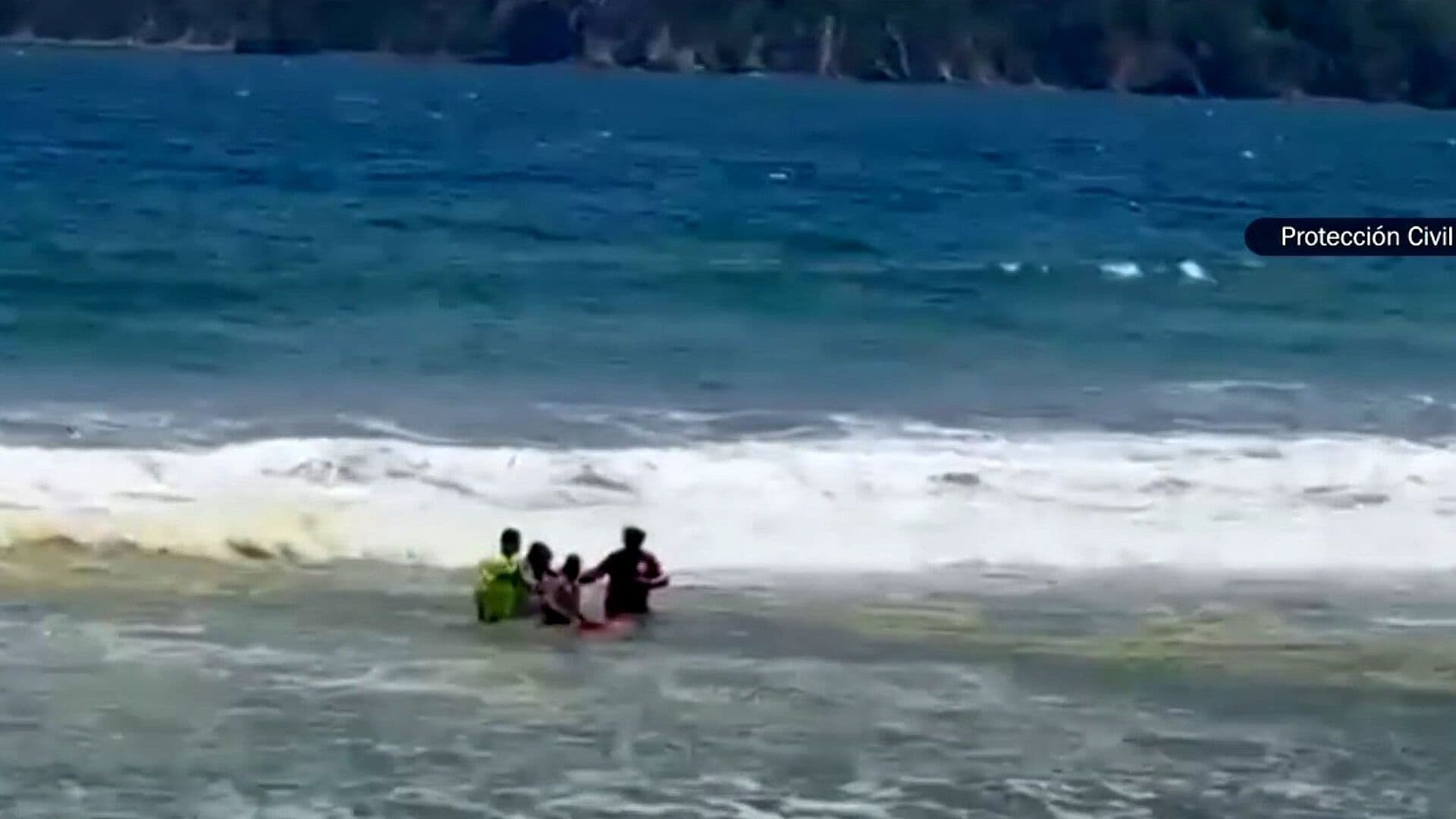 Rescatan a Hombre y Adolescente en Playa Miramar de Manzanillo, Colima