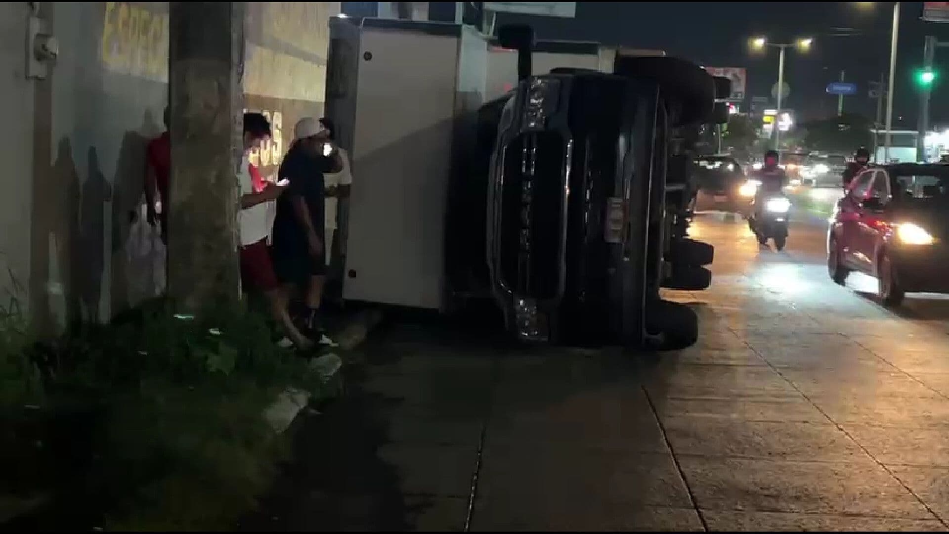 Camioneta Vuelca en Retorno de Avenida Rafael Cuervo de la Zona Norte de la Ciudad de Veracruz