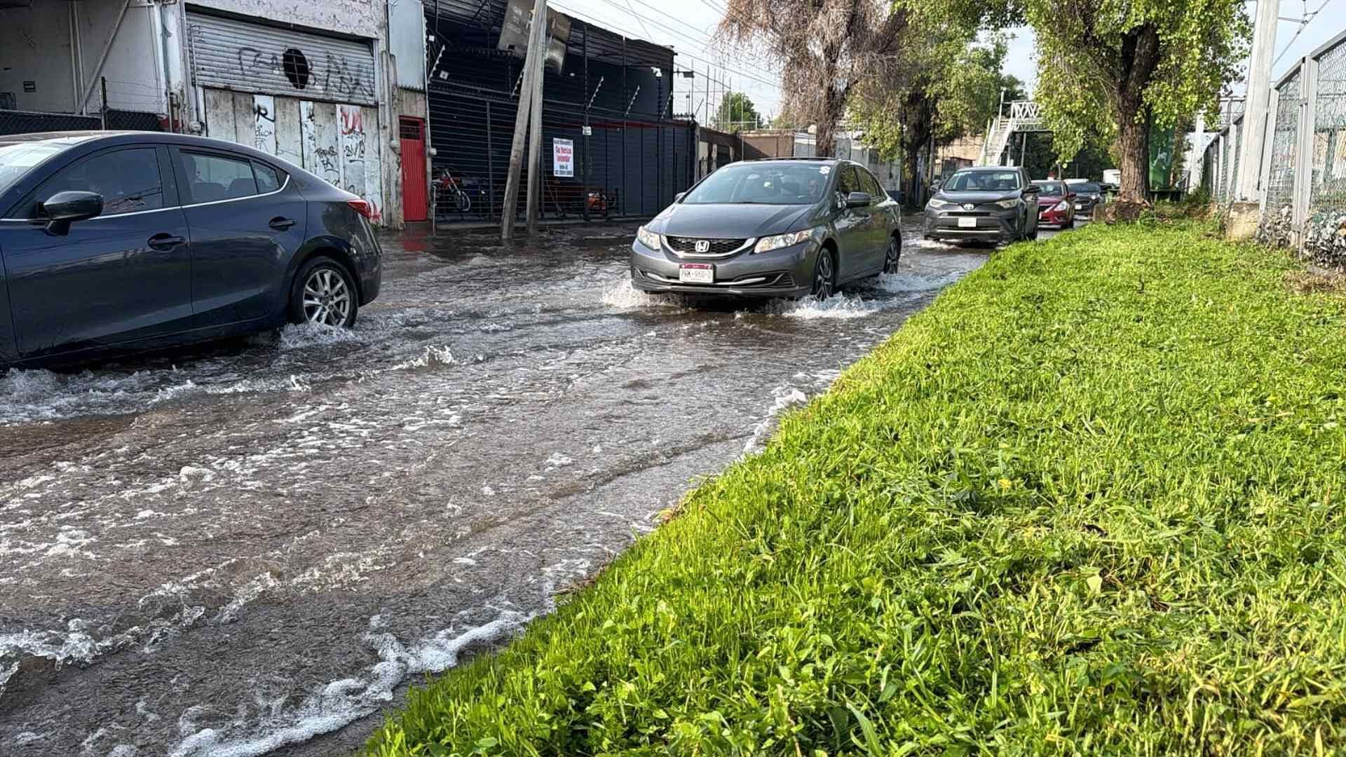Reportan Megafuga de Agua Afuera de la L1 del Tren Ligero en Guadalajara
