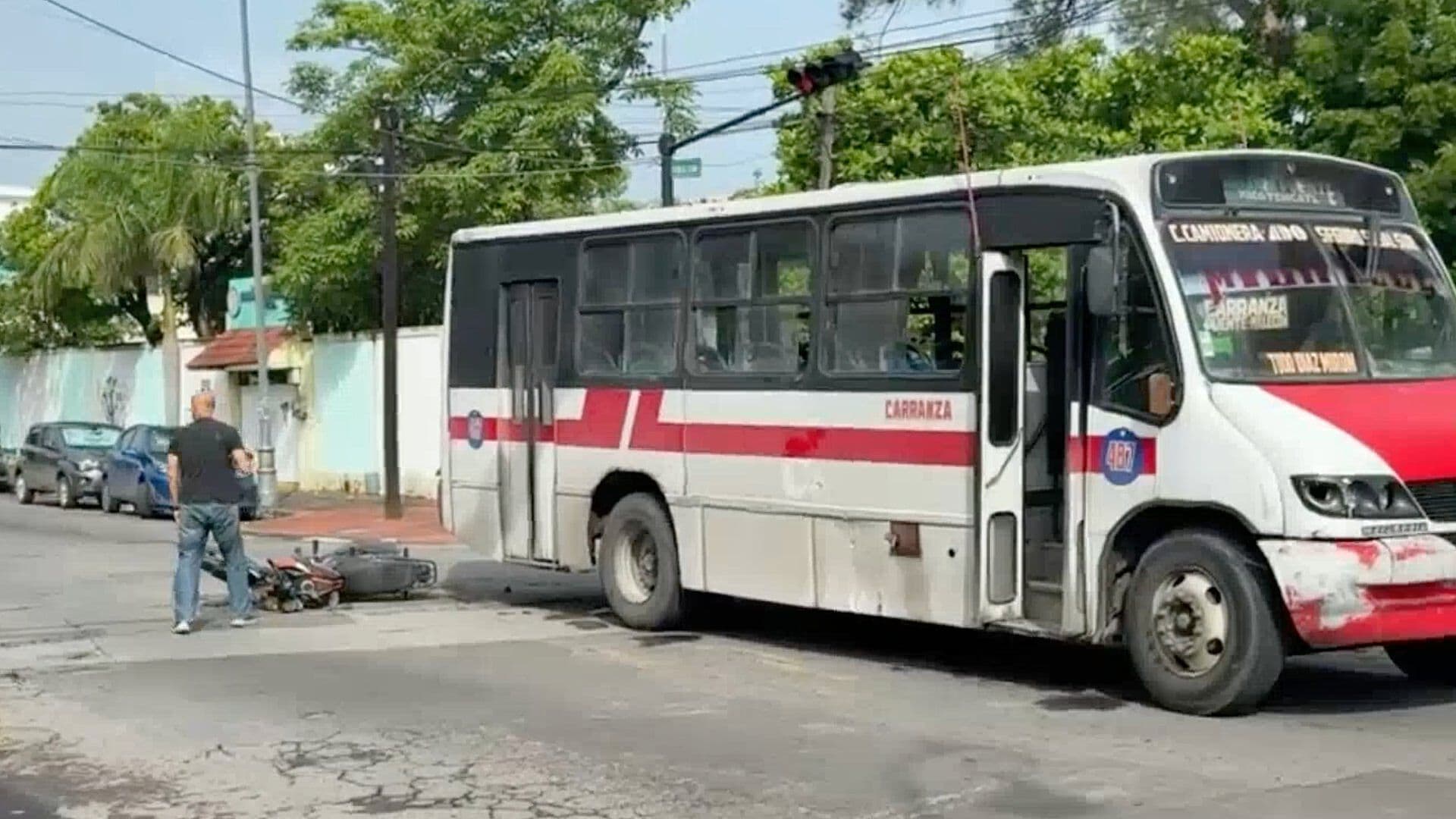 Motociclista Lesionado tras Chocar Contra Camión Ruta Carranza en Centro Histórico de Veracruz