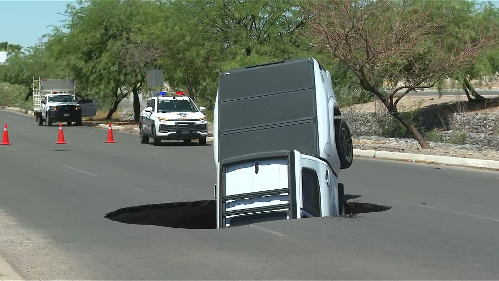 Camioneta Cae en Enorme Socavón en Hermosillo, Sonora
