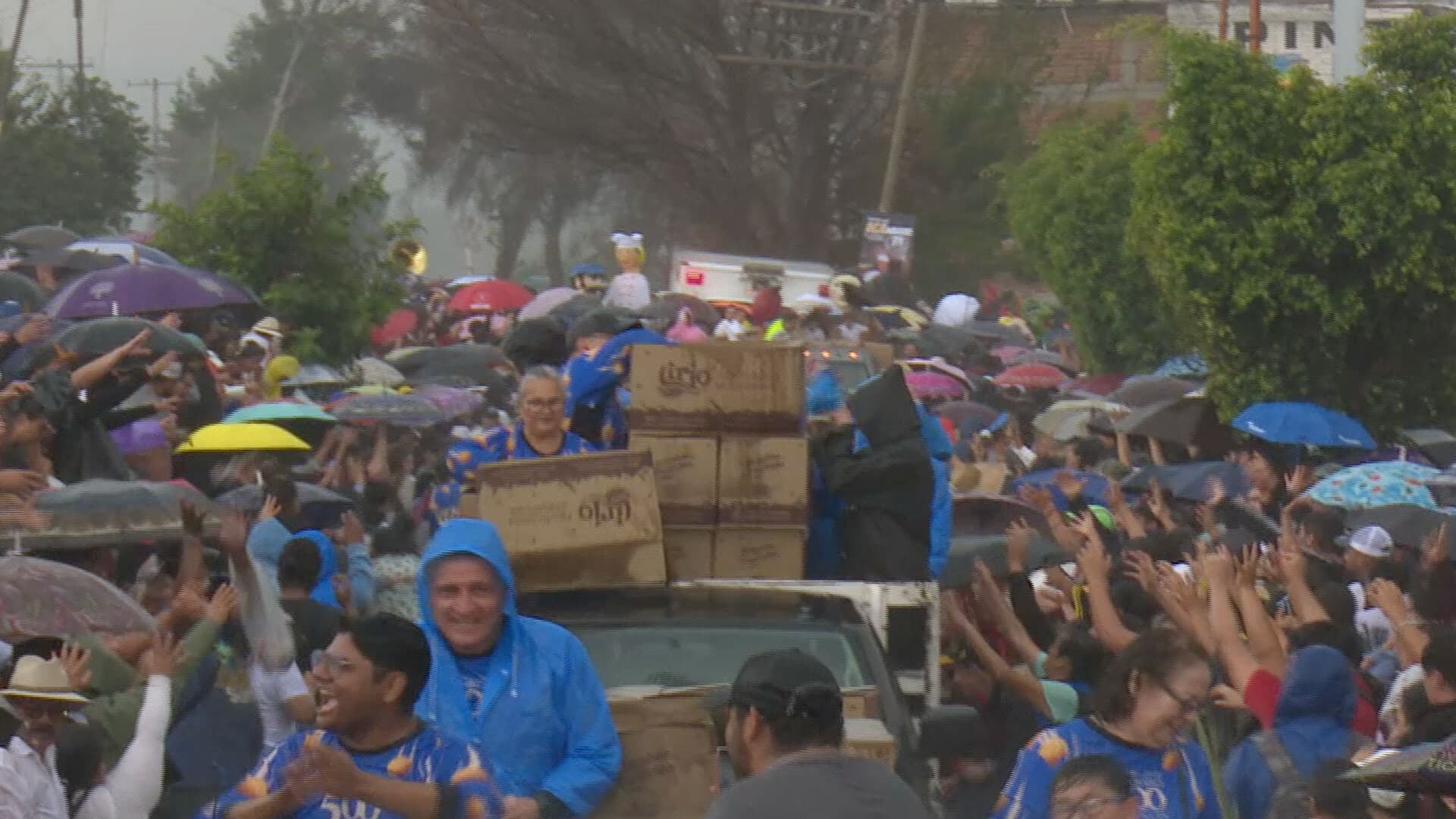 Realizan con Éxito la Tradicional Lluvia de Pan de Acámbaro; Así se Vivió Esta Fiesta