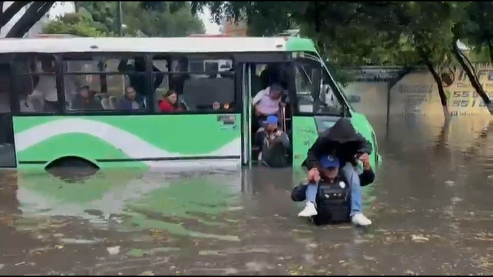 VIDEO | Ayudan a Pasajeros de Autobús Varado en Inundación sobre Calzada de Tlapan