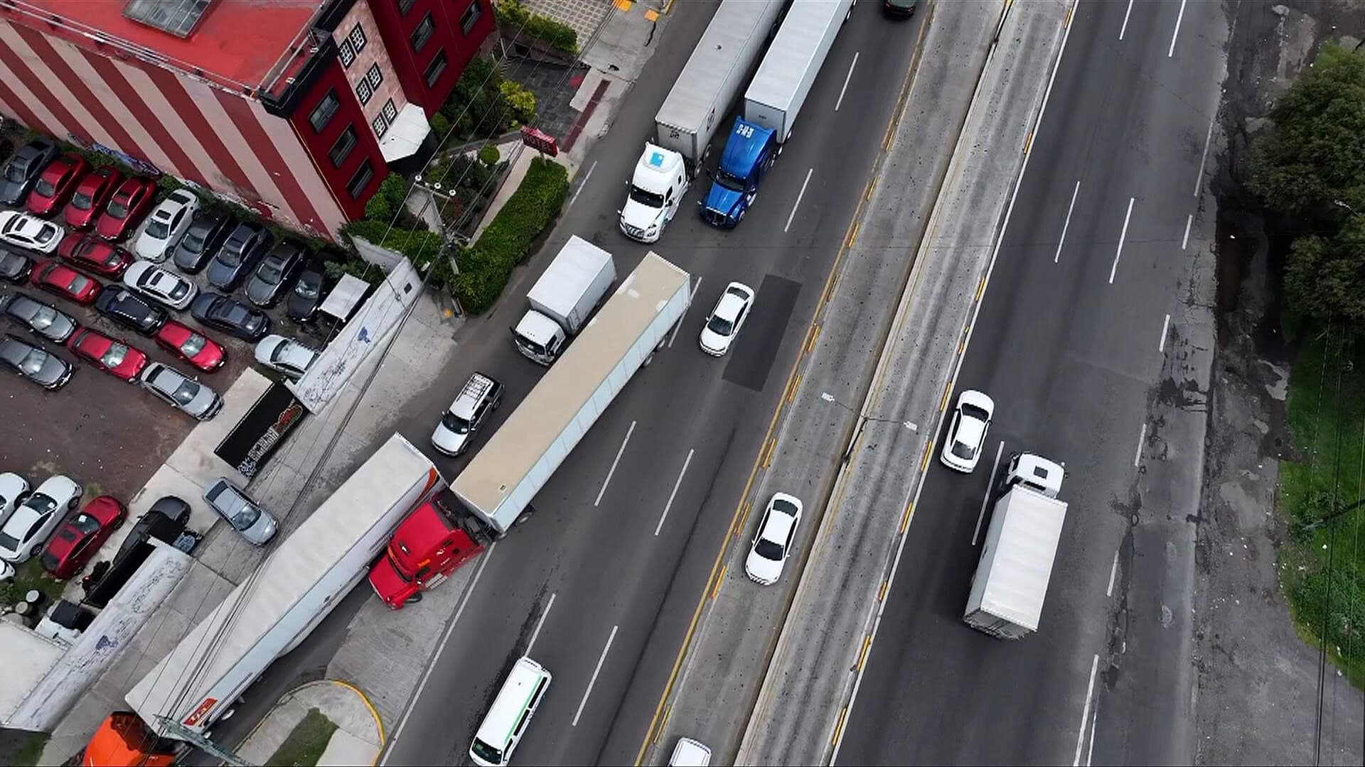 Cierran Incorporación a la México-Pachuca por Tráiler Varado en Ecatepec, Edomex