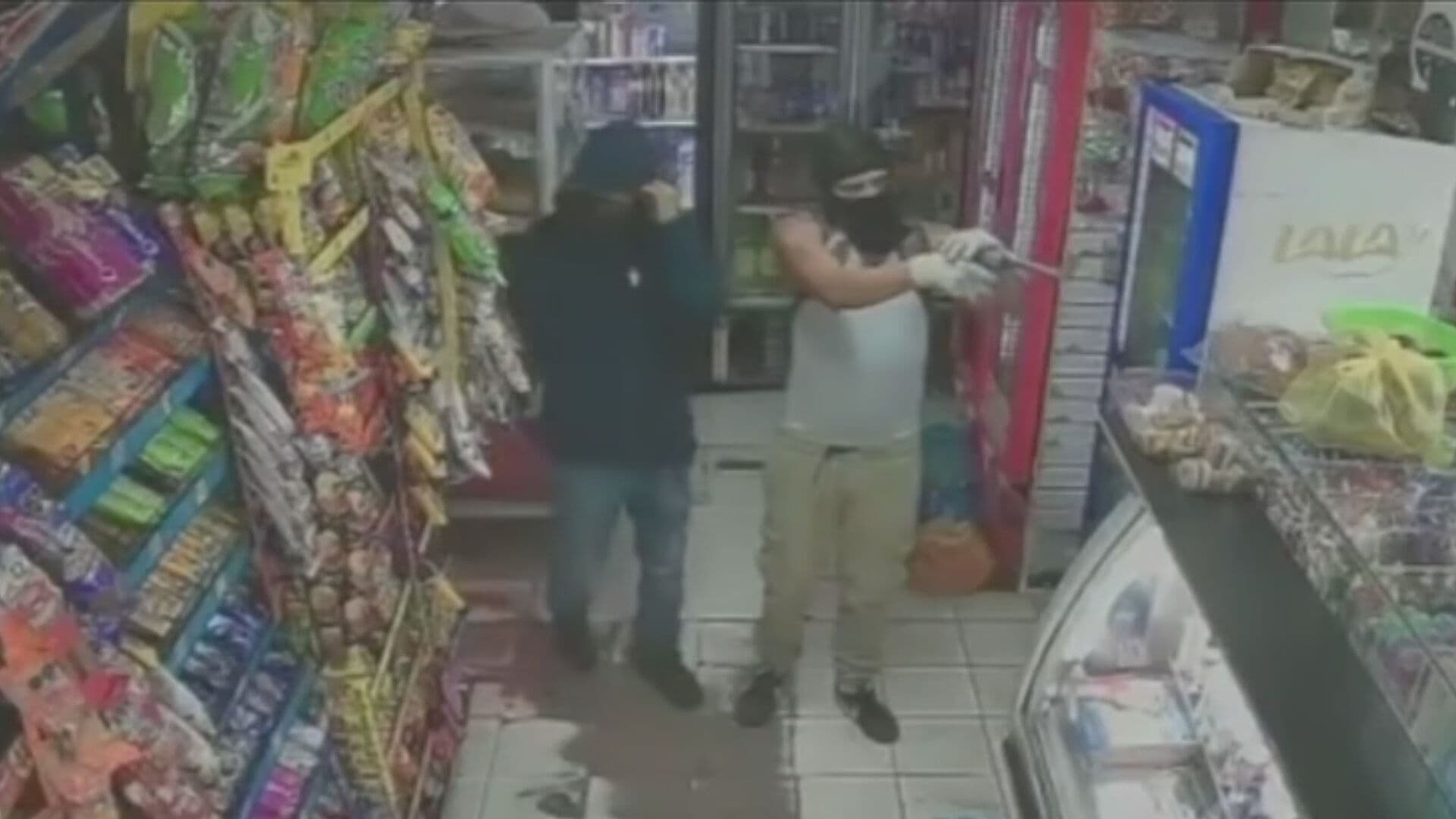 VIDEO | Cámaras Captan Violento Atraco en Tienda de Guadalajara