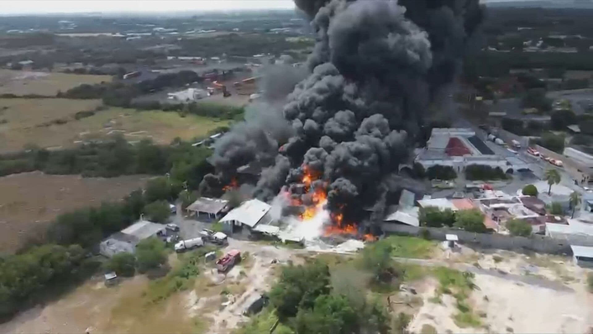 Desde el Aire: Así se Ve el Fuerte Incendio de Fábrica Aceitera en Zuazua, Nuevo León