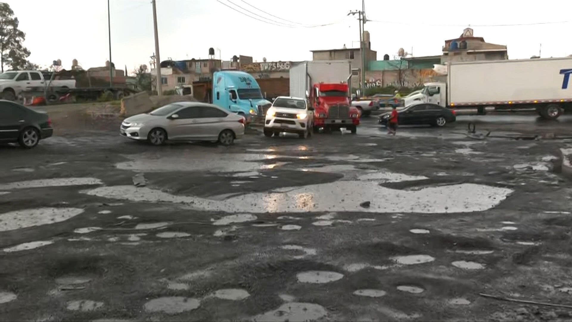 Caos en Periférico Oriente, CDMX: Lluvias Dejan Vialidad Intransitable y Llena de Baches