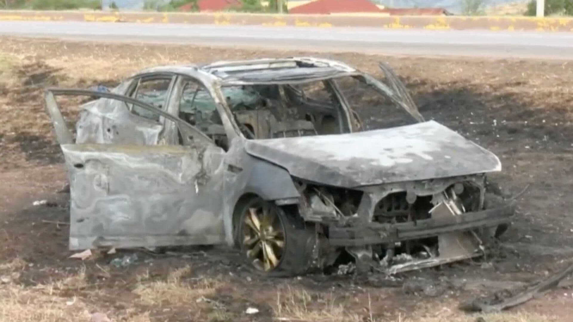 Vehículo Queda Completamente Calcinado en la Carretera Cuauhtémoc-Chihuahua