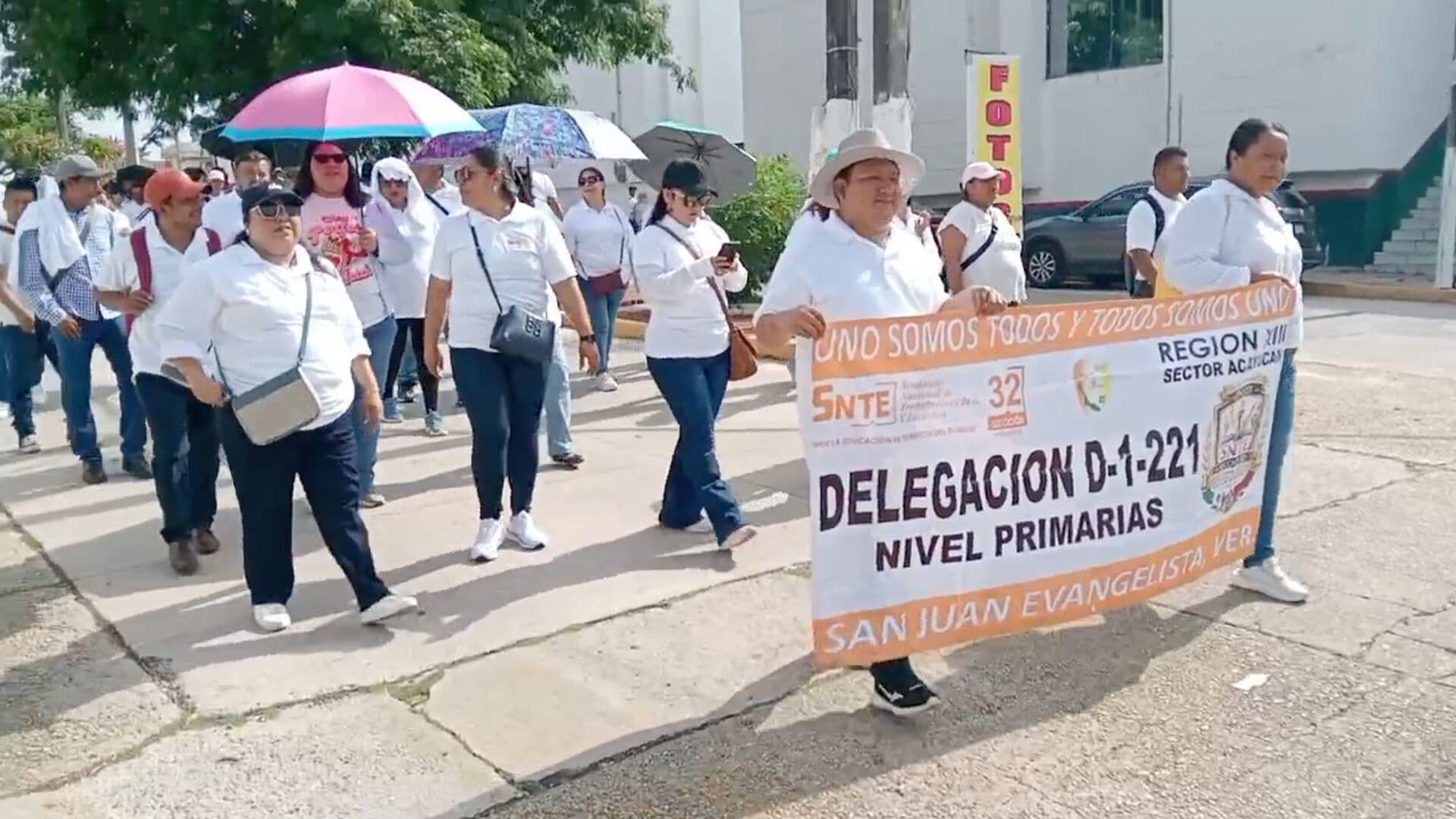 Maestros del SNTE se Manifiestan en Coatzacoalcos al Sur del Estado de Veracruz